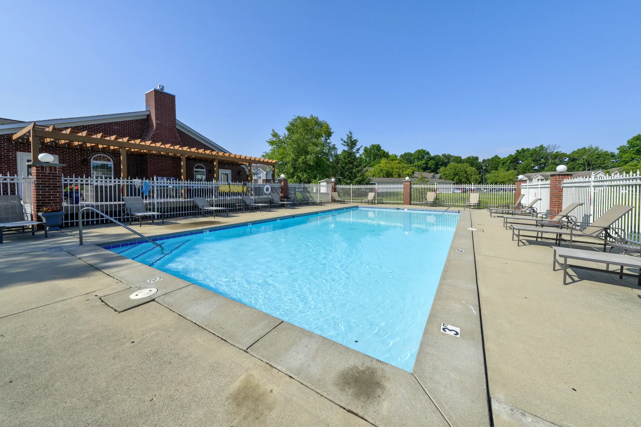 Pool - Avon Creek Apartments - Avon, IN