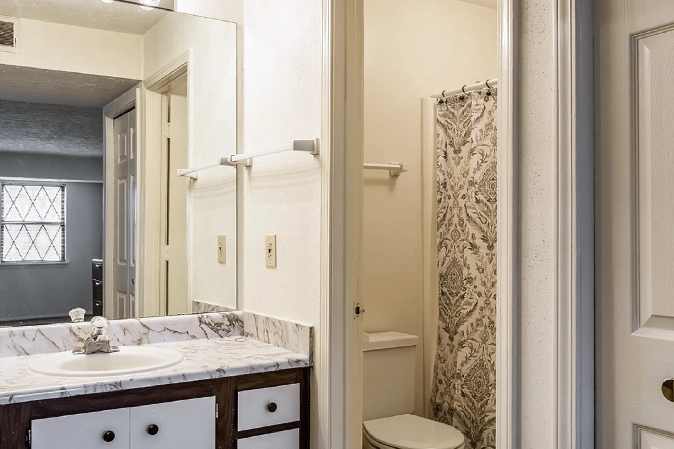Bathroom - Devonshire Apartments - Louisville, KY