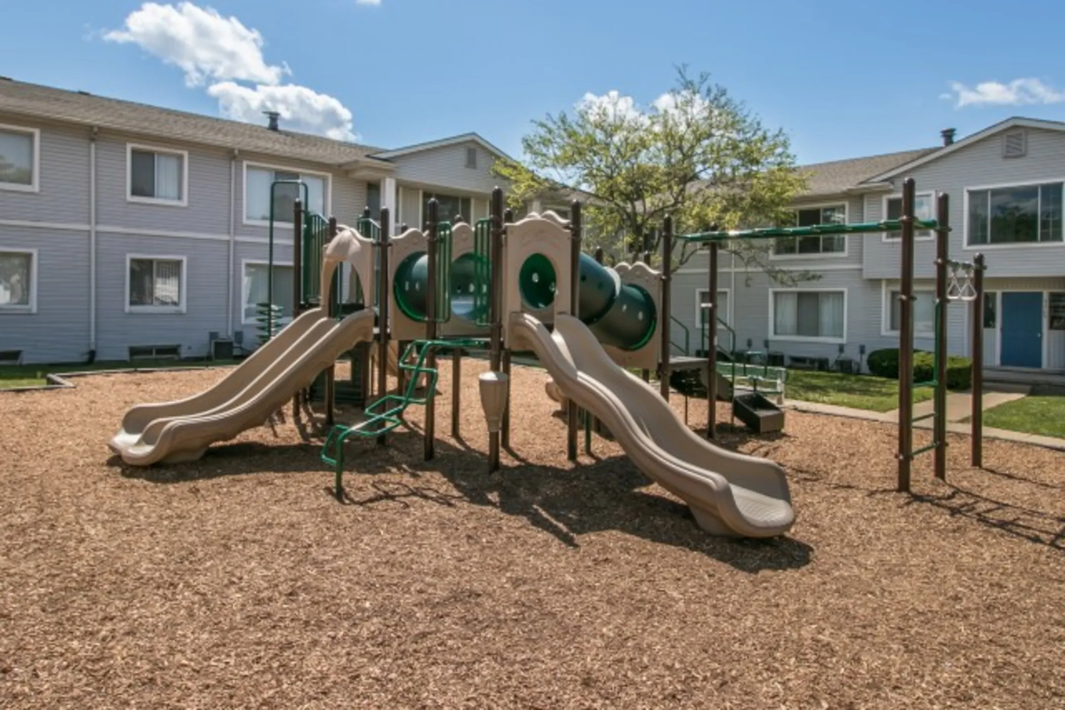 Bloomfield Square Apartments 3161 Bloomfield Ln Auburn Hills, MI