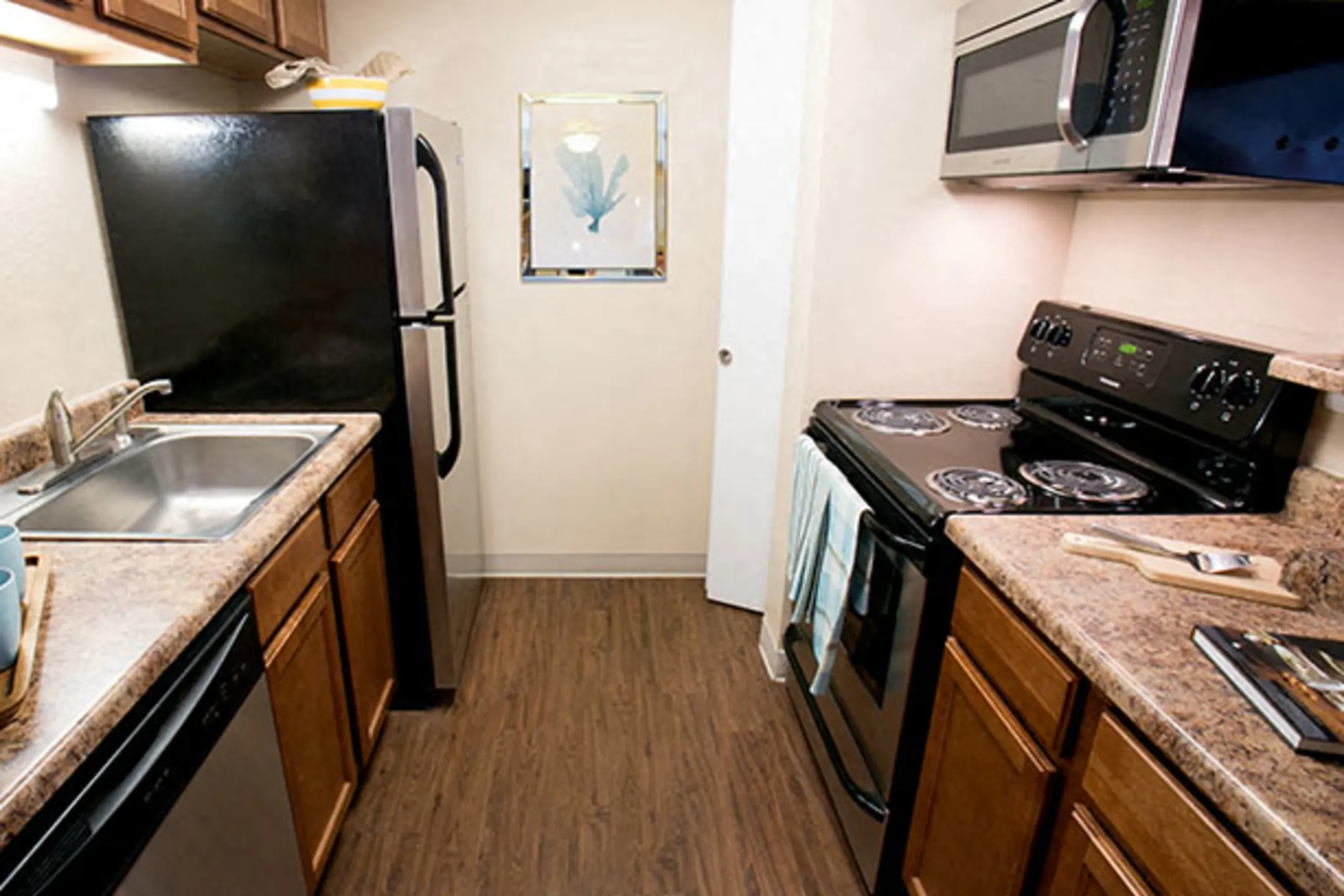 Kitchen - Oak Ridge Apartments - Aurora, CO