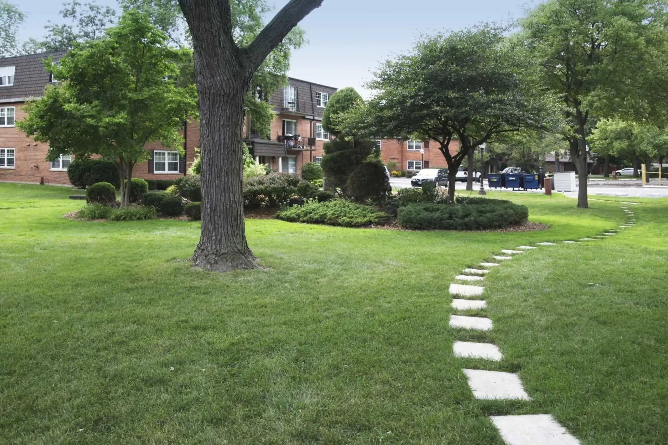 Building - Chateau Royale Apartments - Worth, IL