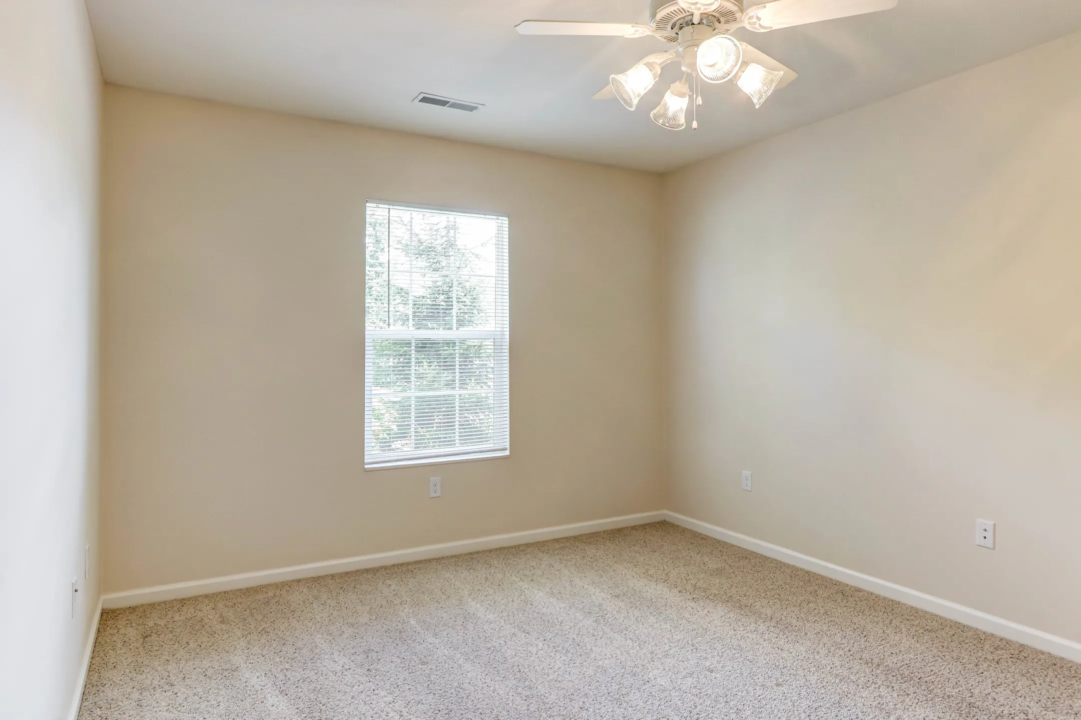 Bedroom - Pointe At Evans Lake - Youngstown, OH