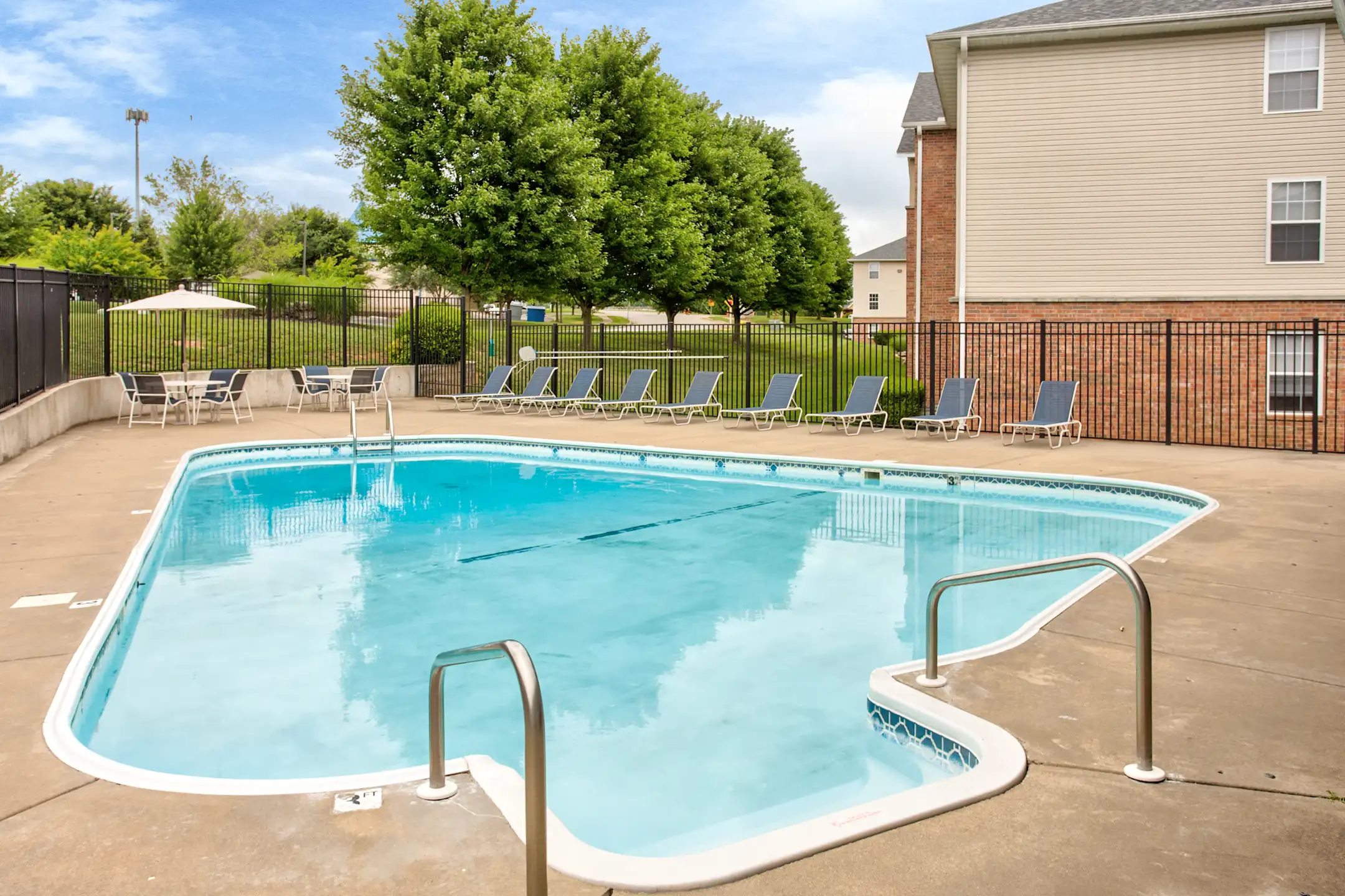 Pool - Quail Creek Apartments - Springfield, MO