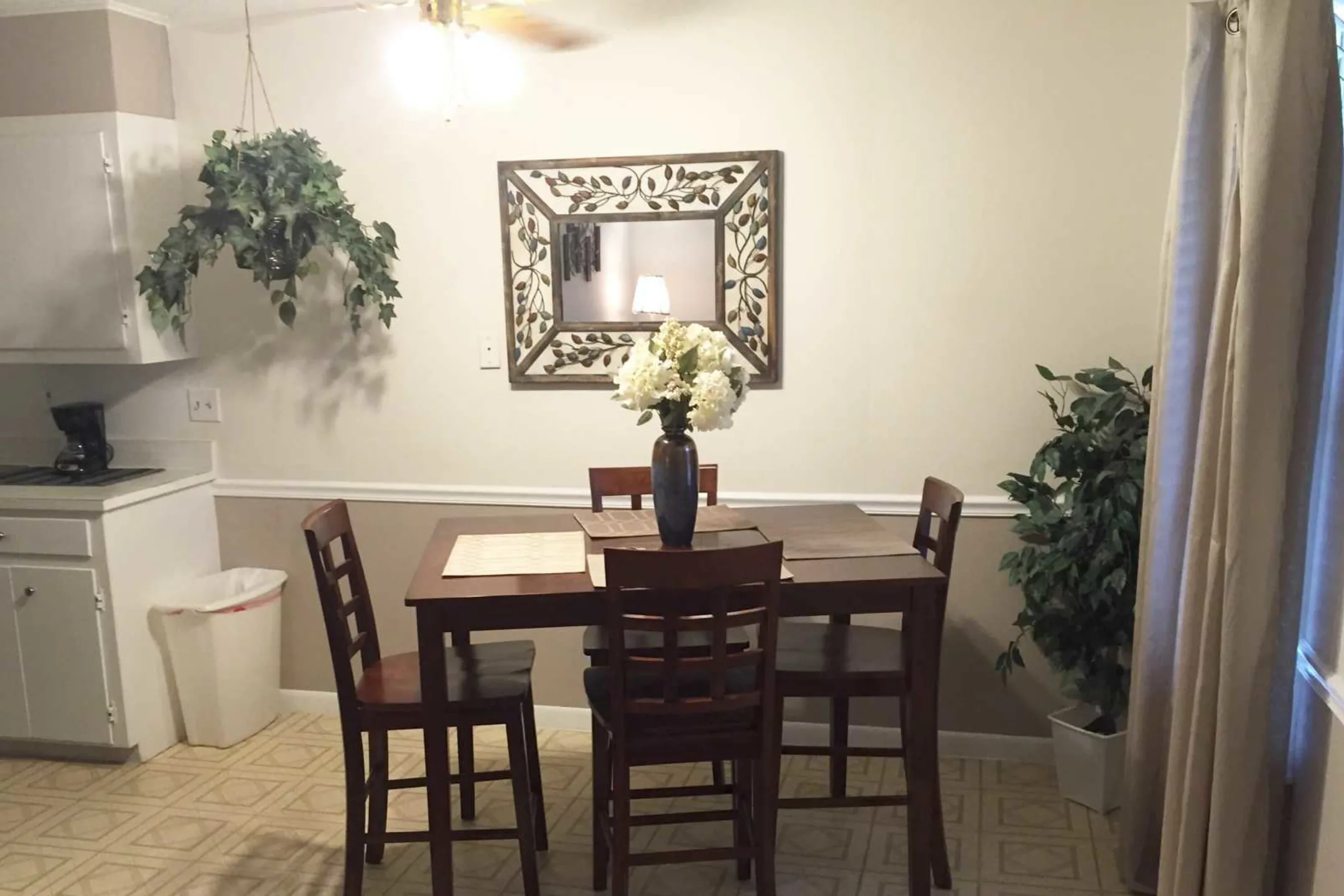 Dining Room - Green Acres Short Term Rentals - Long Beach, MS