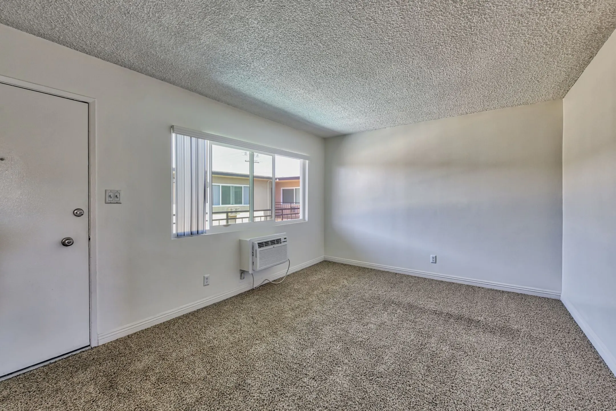 Living Room - Ramona Palm Apartment Homes - Bellflower, CA