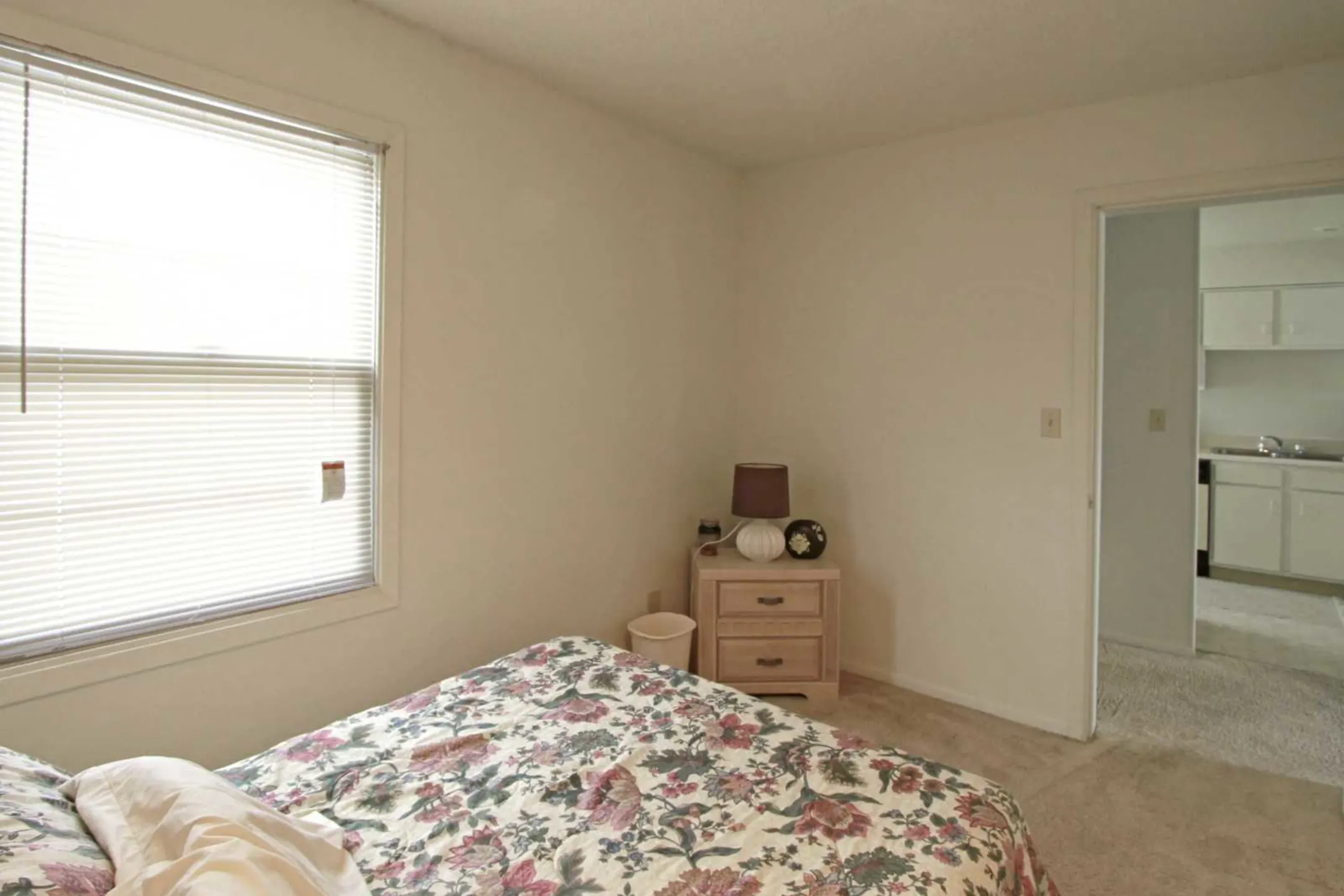 Bedroom - Colonial Gardens & Cherbourg Apartments - Overland Park, KS