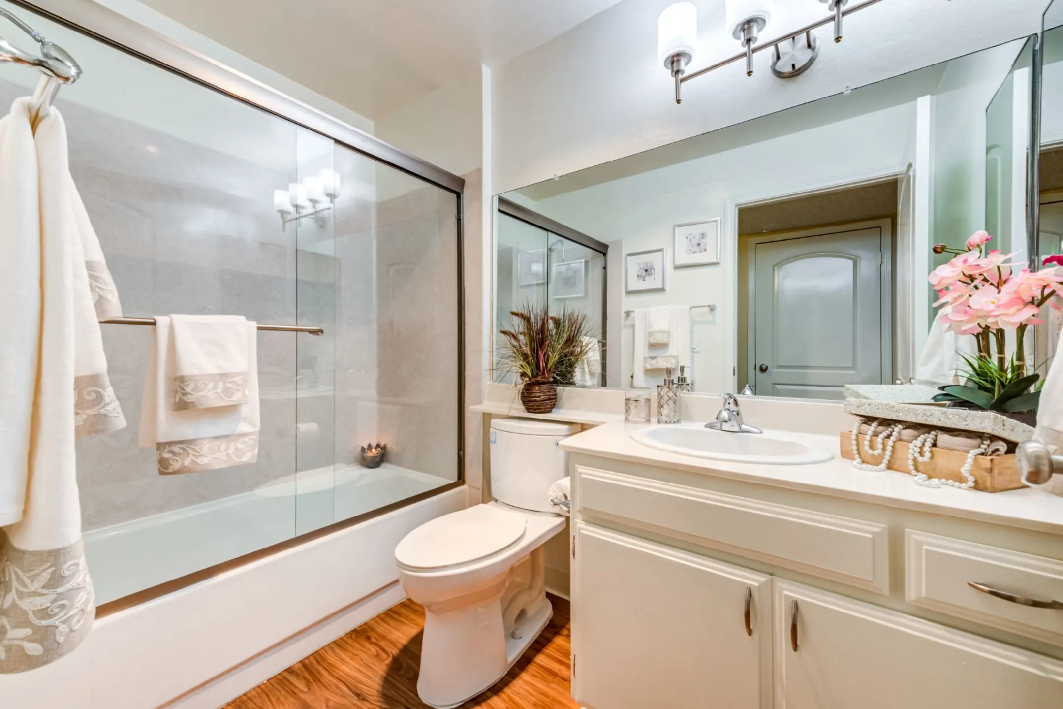 The Ritz Apartments 10947 Bloomfield St North Hollywood, CA