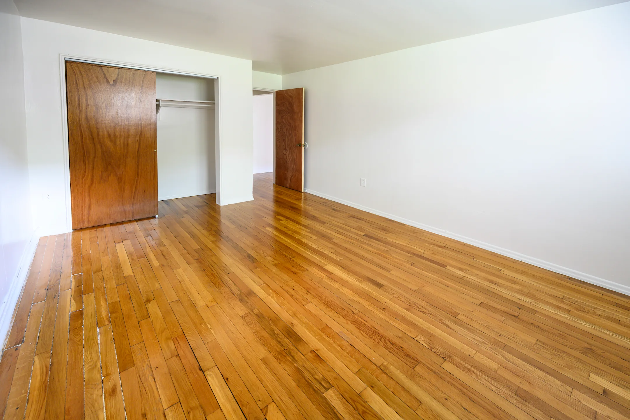 Living Room - Rosehill Gardens - Elizabeth, NJ