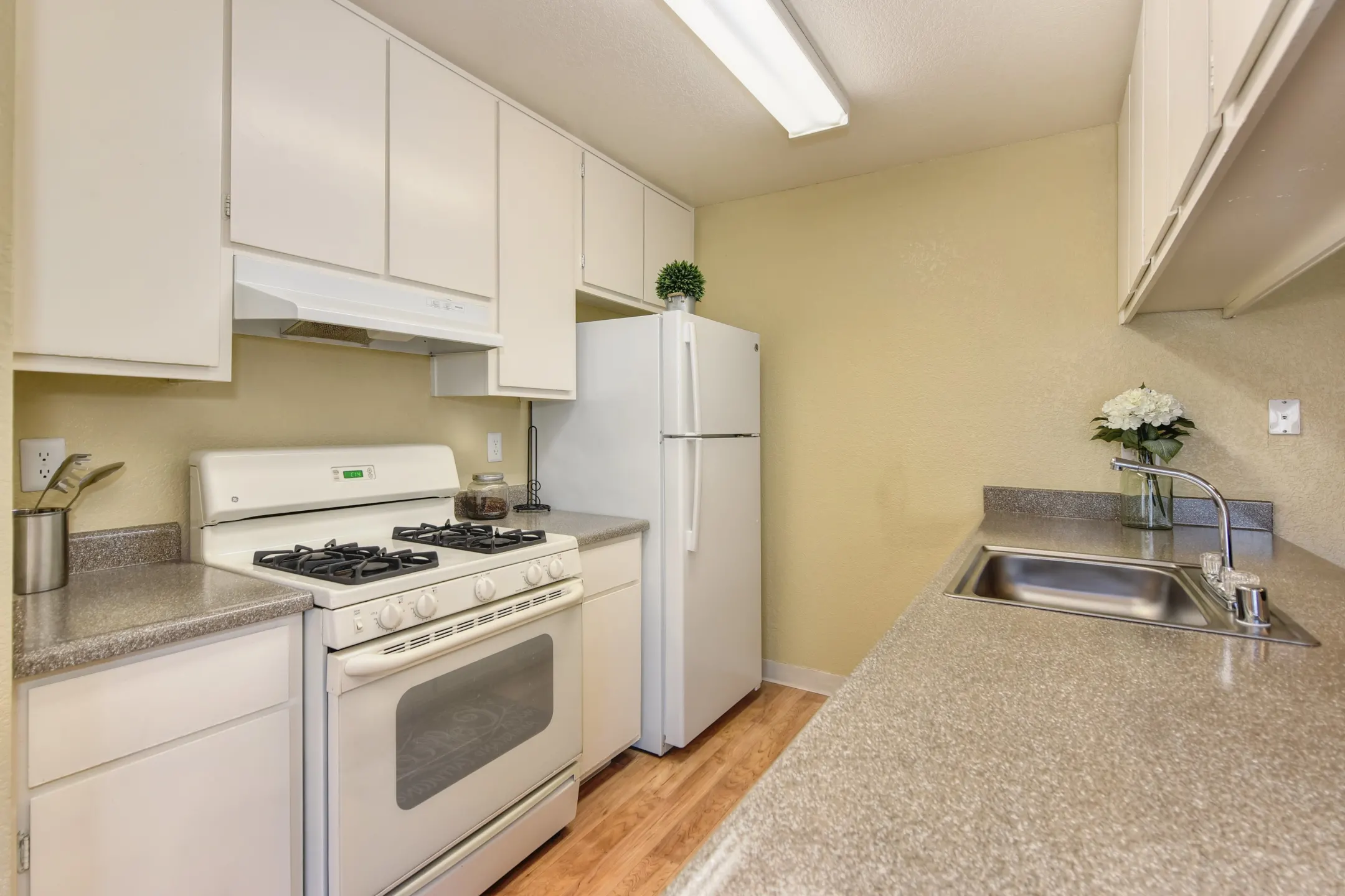 Kitchen - 3310 Apartment Homes - Sacramento, CA