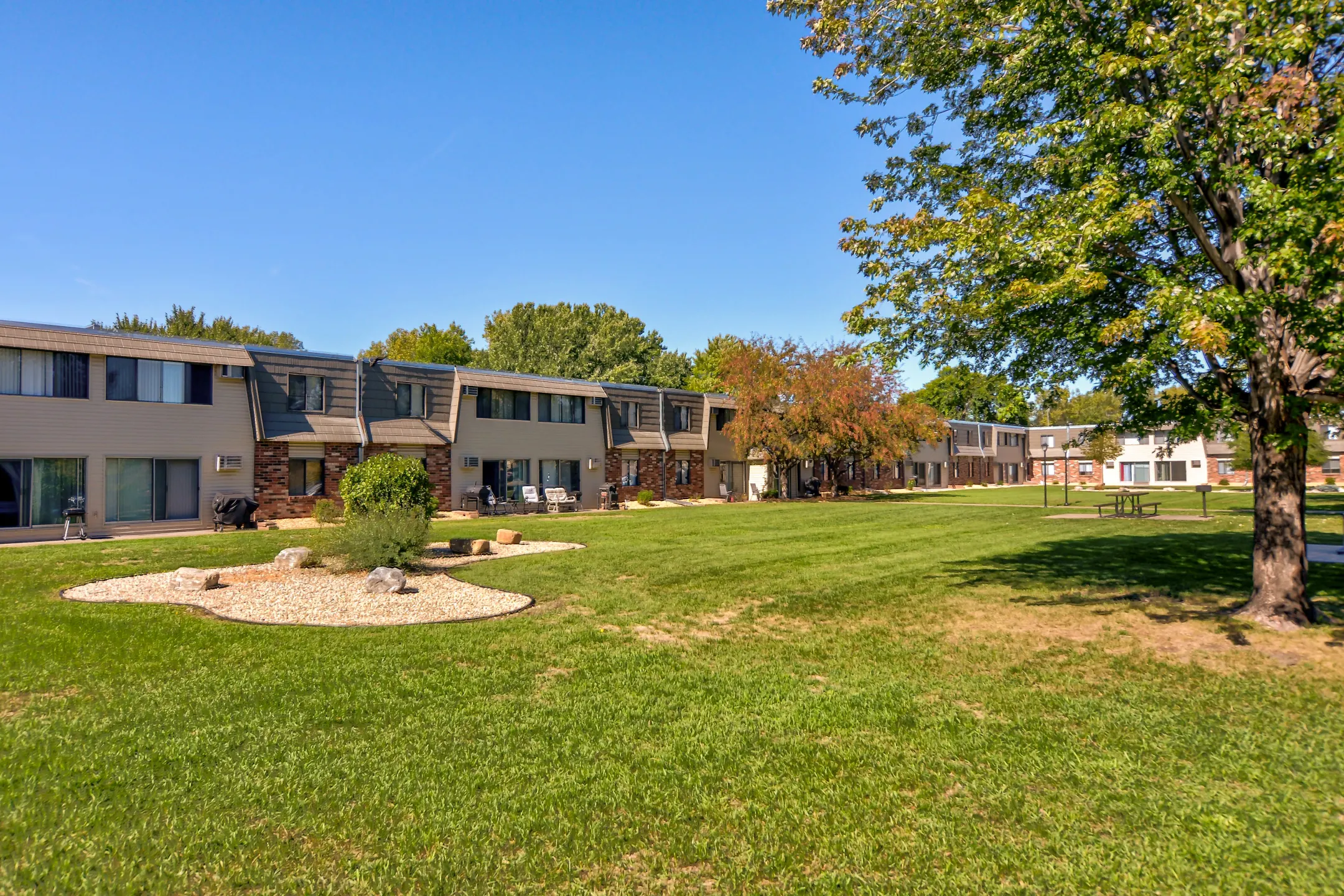 The Willows Apartments 6232 65th Ave N Brooklyn Park, MN Apartments