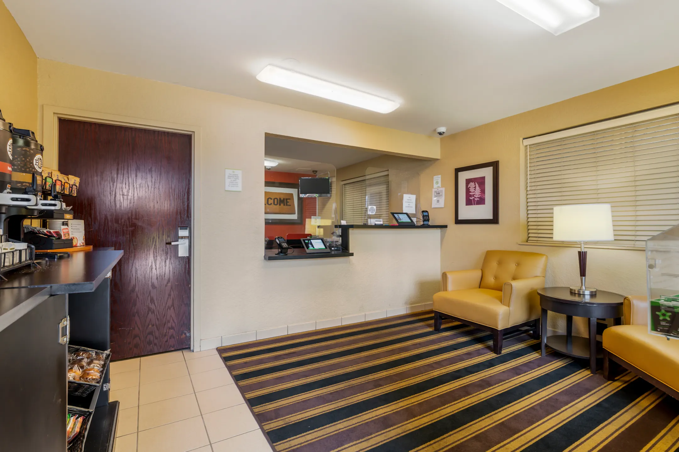 Living Room - Furnished Studio - Fort Lauderdale - Cypress Creek - Andrews Ave. - Fort Lauderdale, FL
