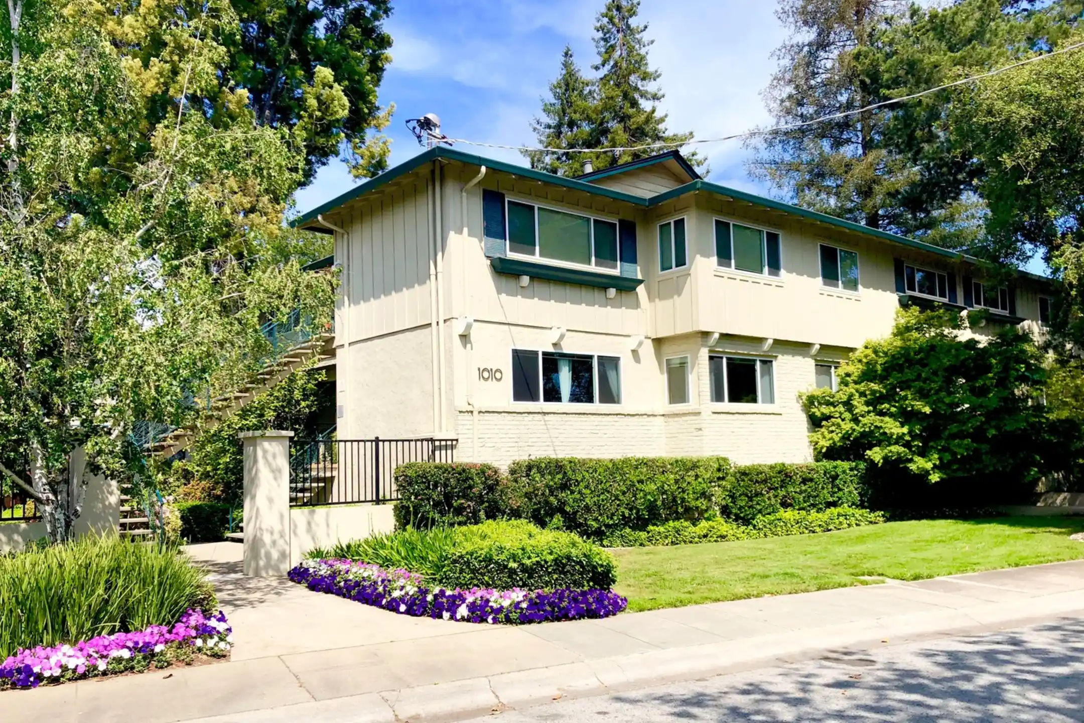 Noël Oaks Apartments, Menlo Park : Un Reflet du Style de Vie Californien