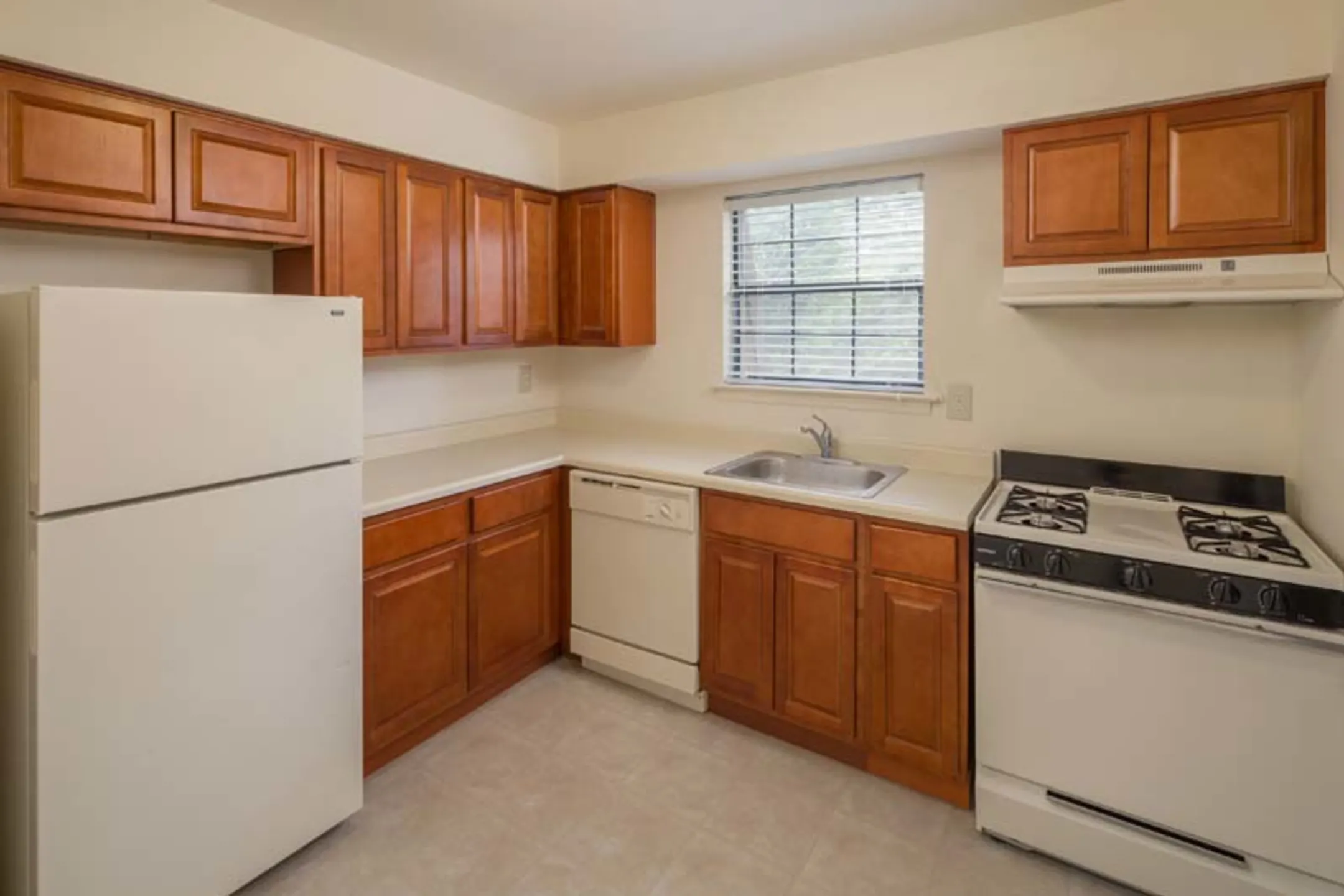 Hempstead Garden Apartments - 7 Hempstead Dr | Somerset, NJ Apartments ...