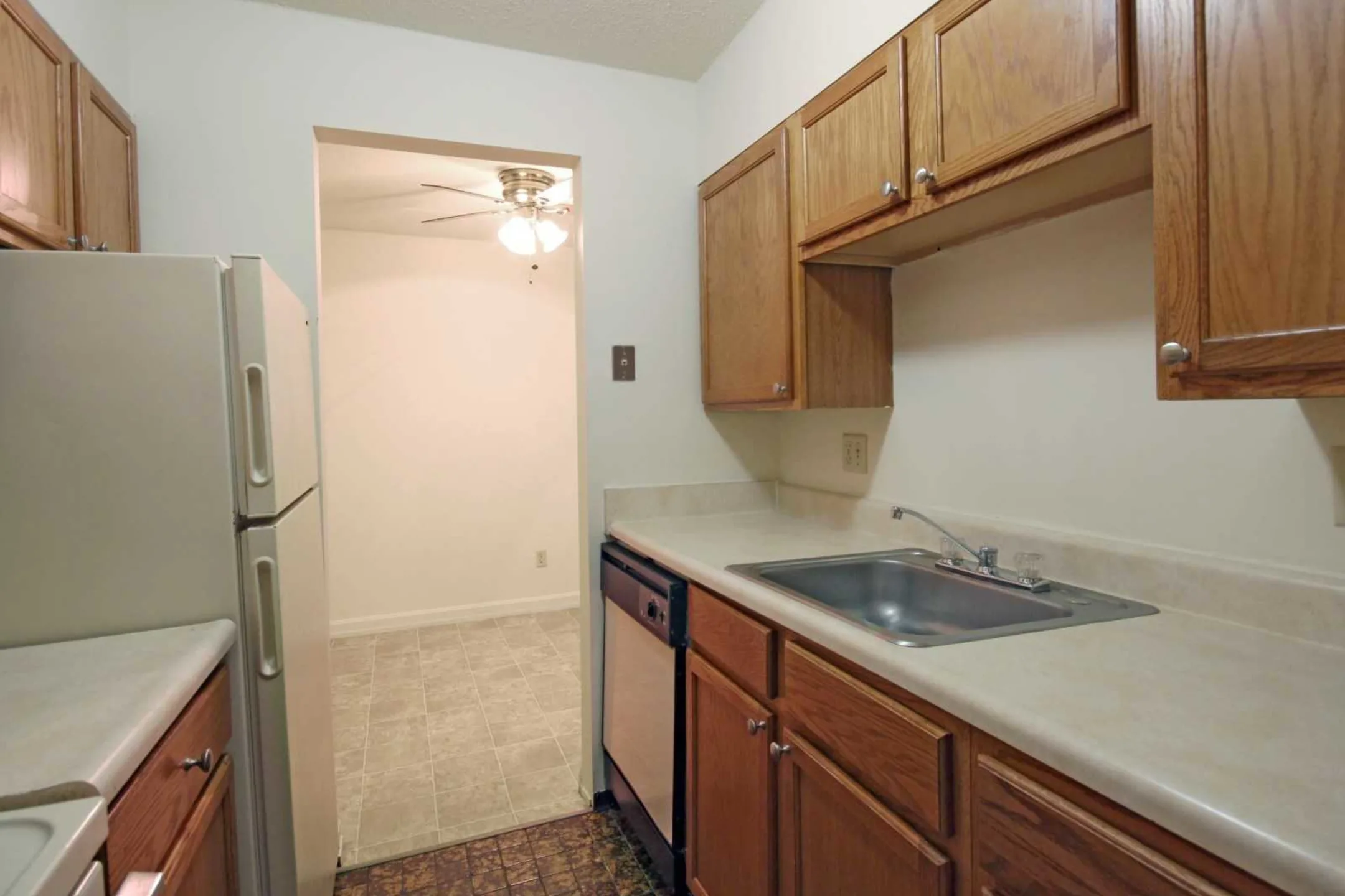 Kitchen - Ravenwood Apartments - Cincinnati, OH