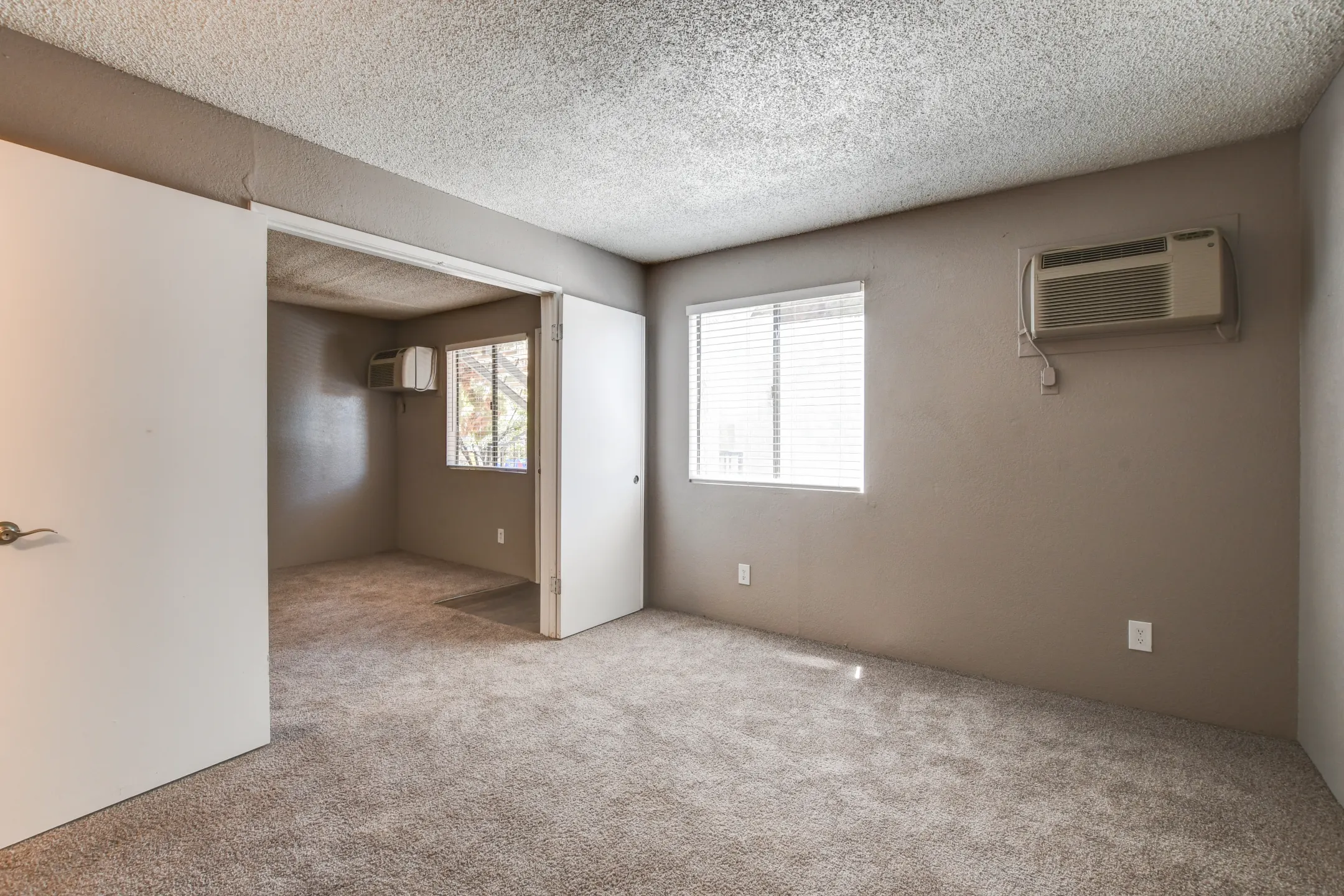 Ridge on Charleston Apartments - Las Vegas, NV 89104