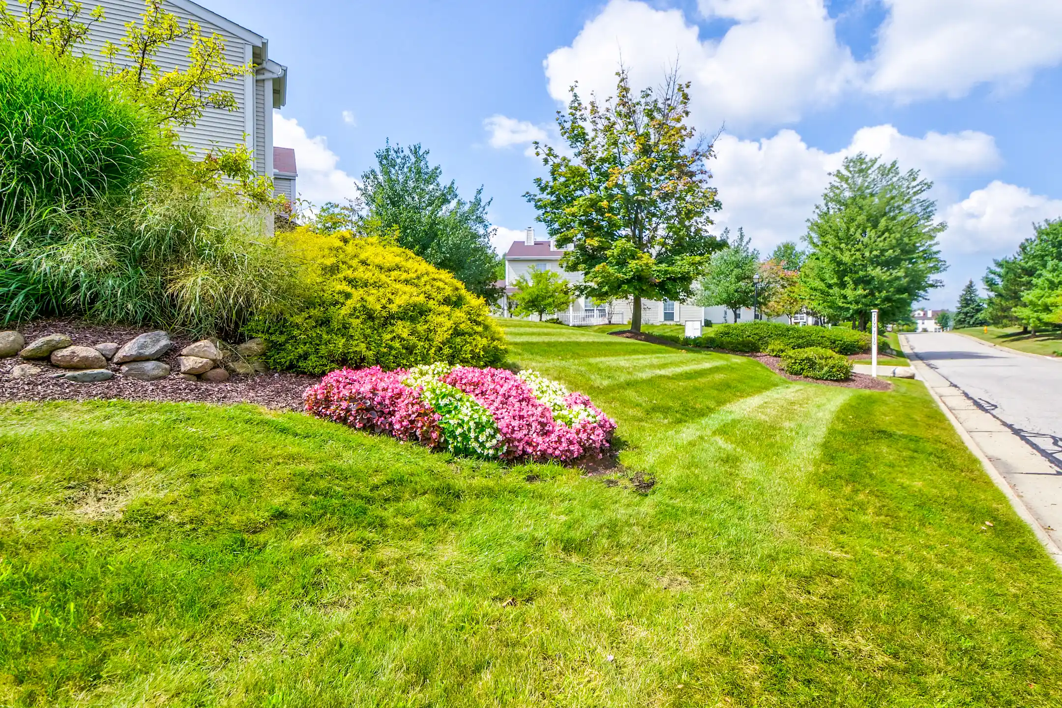 Grand Bay Of Brecksville 7001 W Cross Creek Trl Brecksville, OH