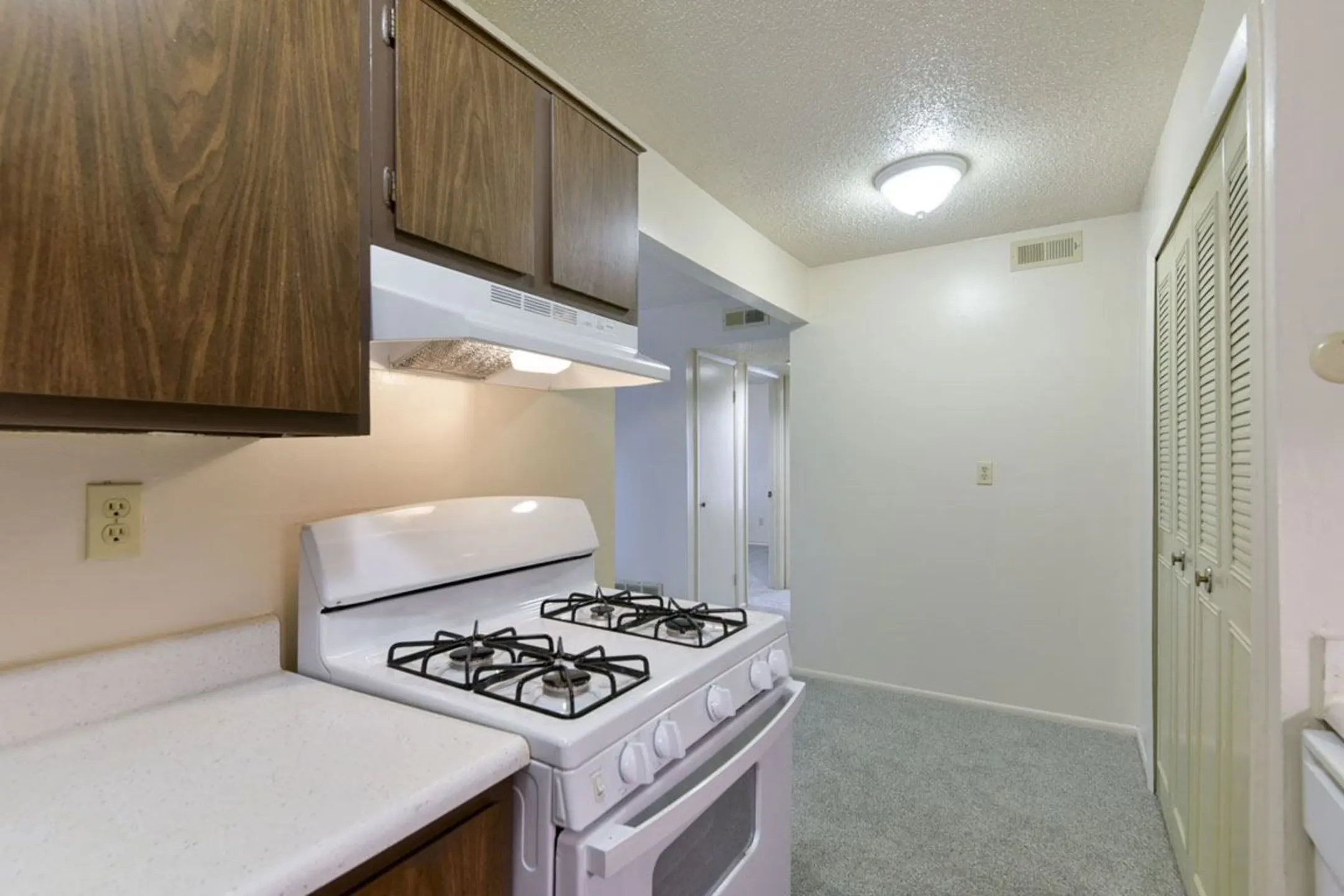 Old Monterey 3108 S Jefferson Ave Springfield, MO Apartments for