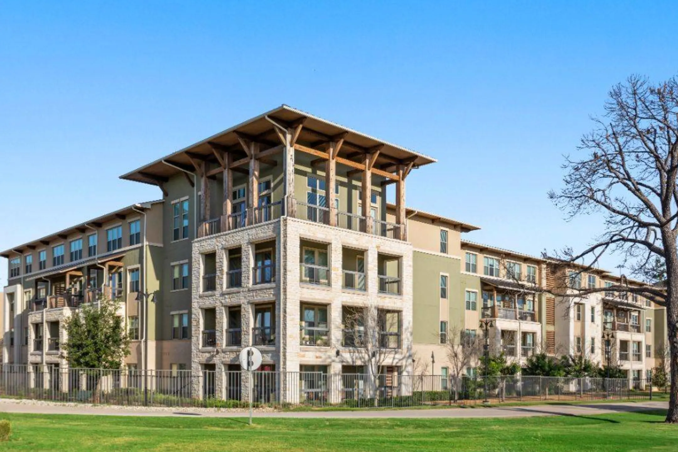 The Roosevelt at Arlington Commons Apartments Arlington, TX 76011