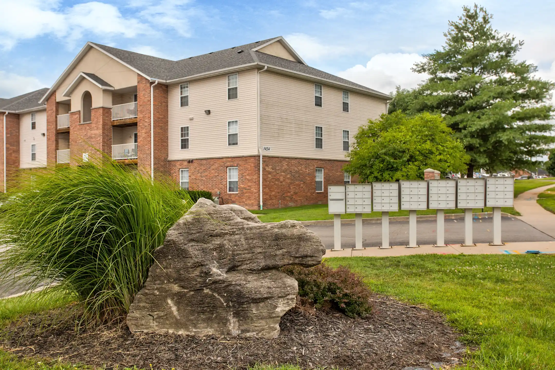 Quail Creek Apartments 1450 W Lark St Springfield, MO Apartments