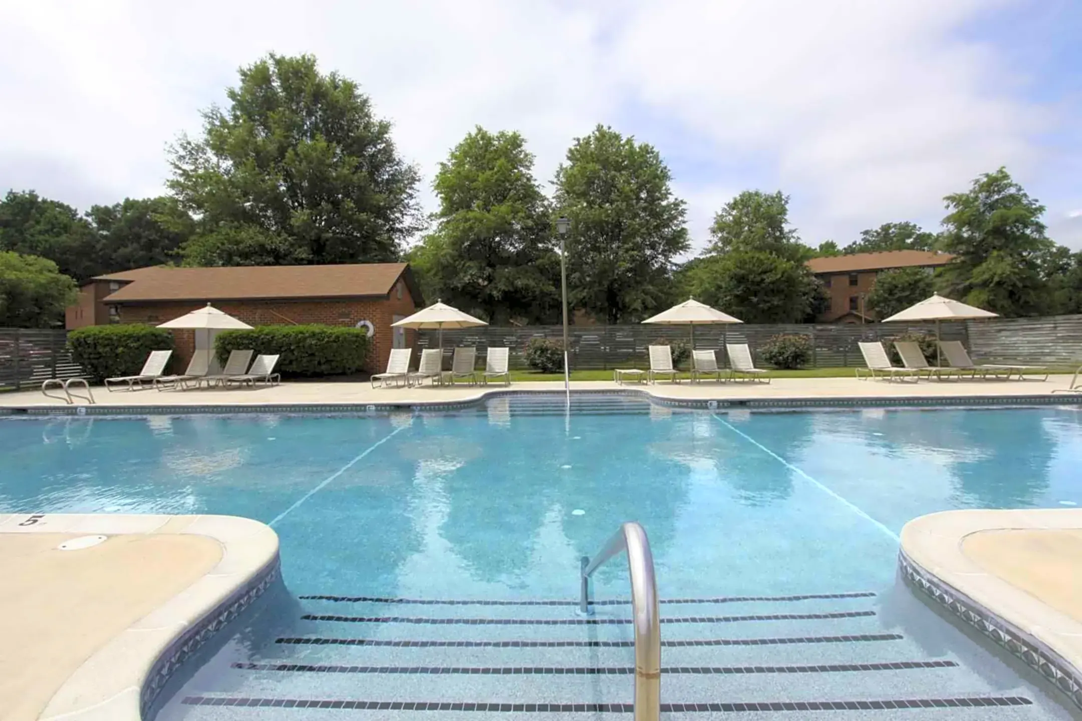 Pool - Green Tree Apartments - Chesapeake, VA