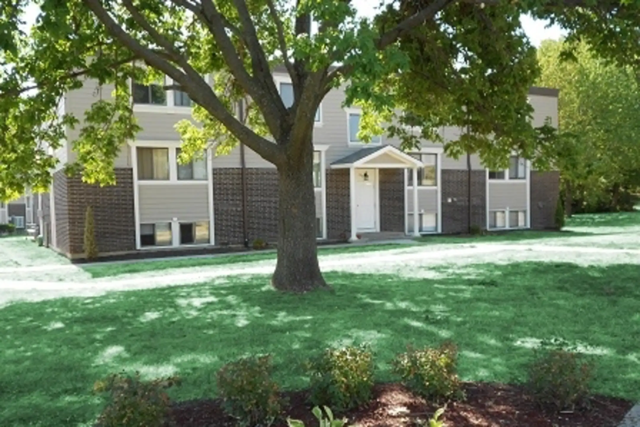 Crossroads Village Apartments 307 S Forrest Ave Liberty, MO