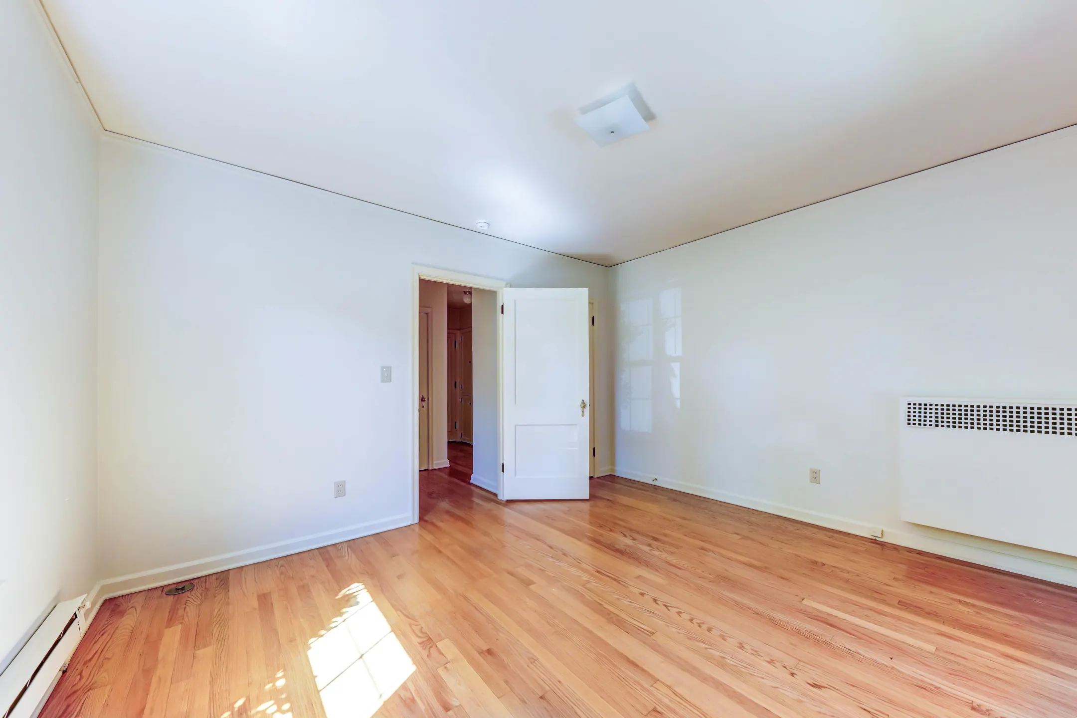 Living Room - Edgewater Apartments - Seattle, WA