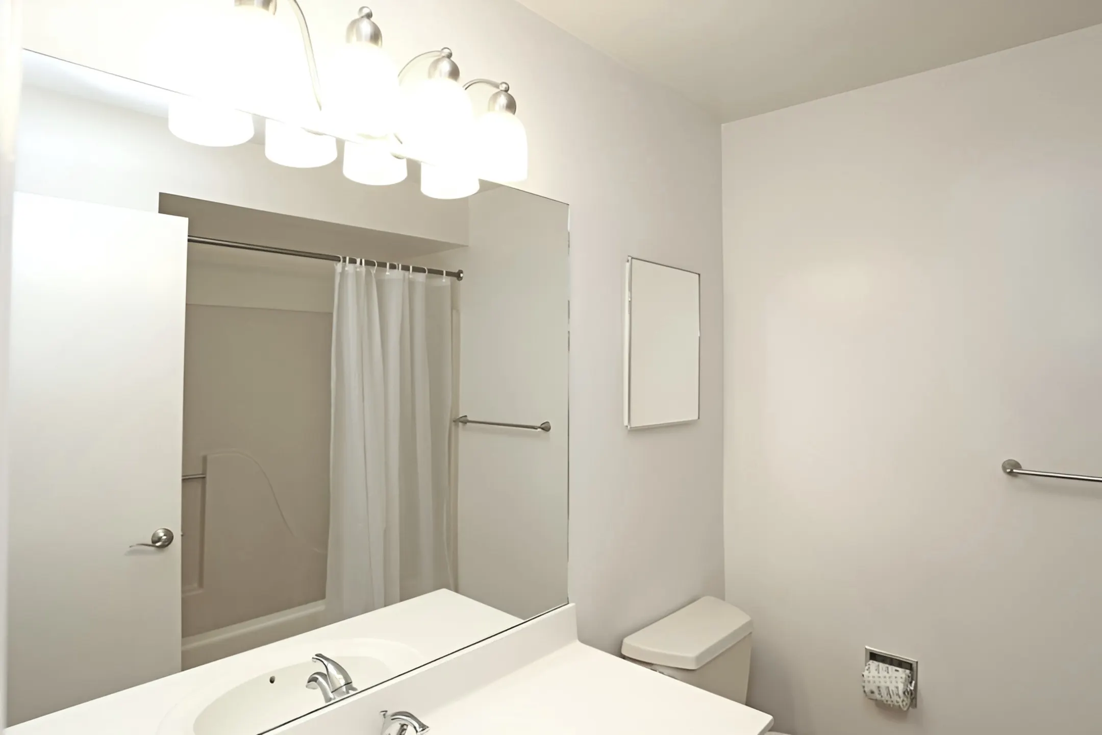 Bathroom - Court Royale - Schenectady, NY