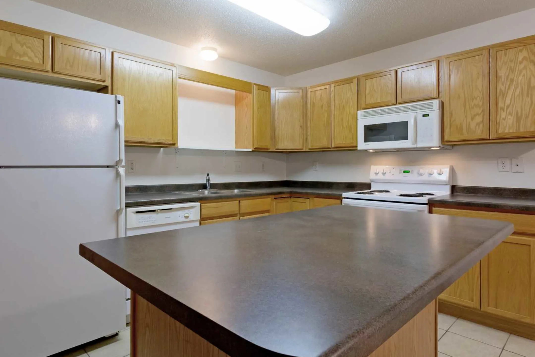 Kitchen - The Woods Apartments - Fargo, ND