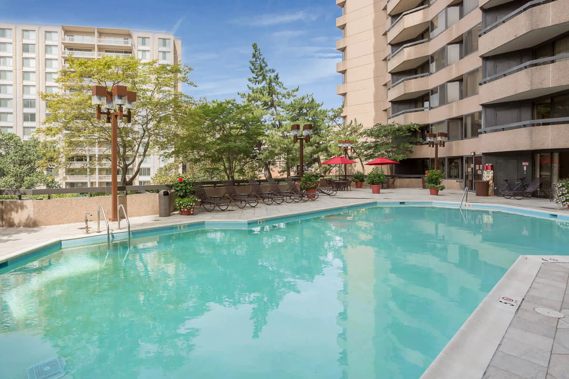 Pool - Marlowe Apartments - Arlington, VA