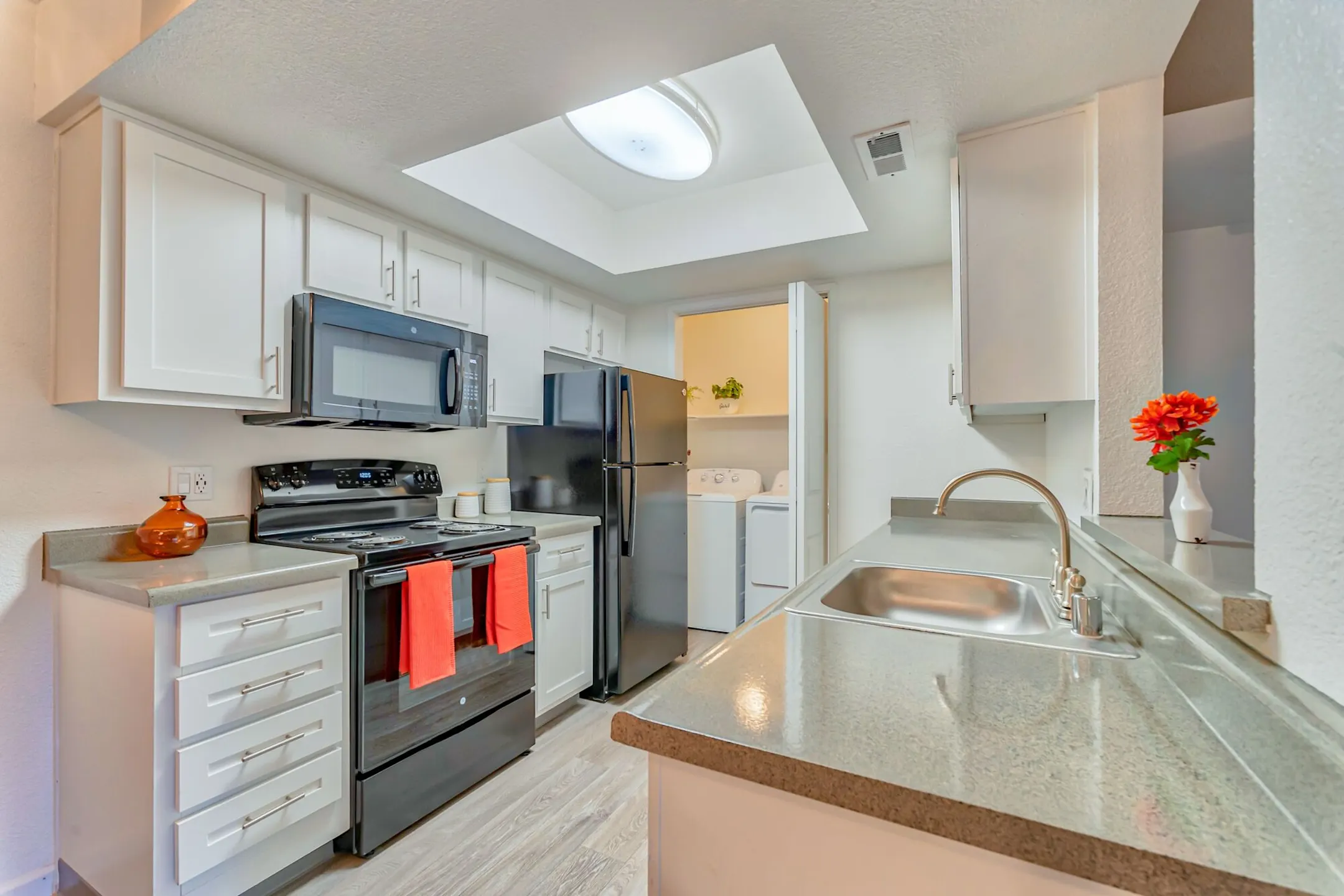 Kitchen - Park Vista Apartments - Sparks, NV