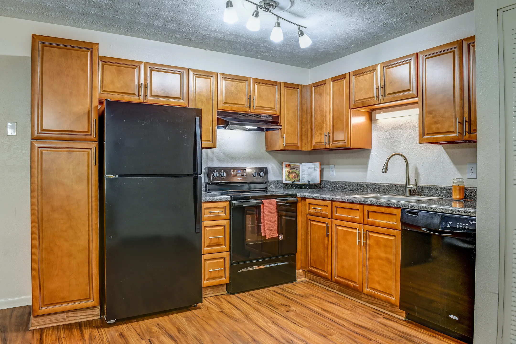Kitchen - Woodknoll Duplexes - Augusta, GA
