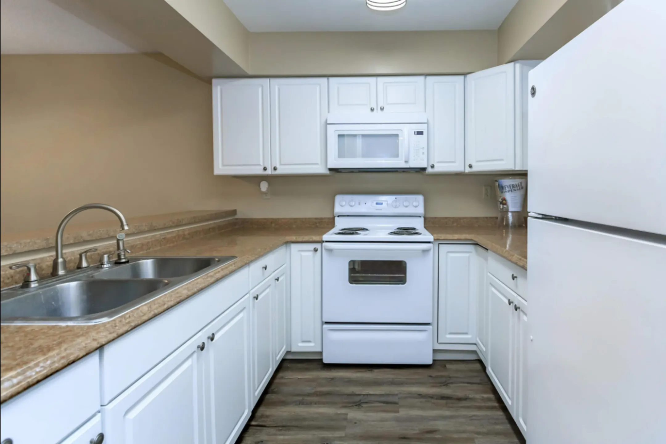 Kitchen - Whispering Oaks Apartments - Orange City, FL