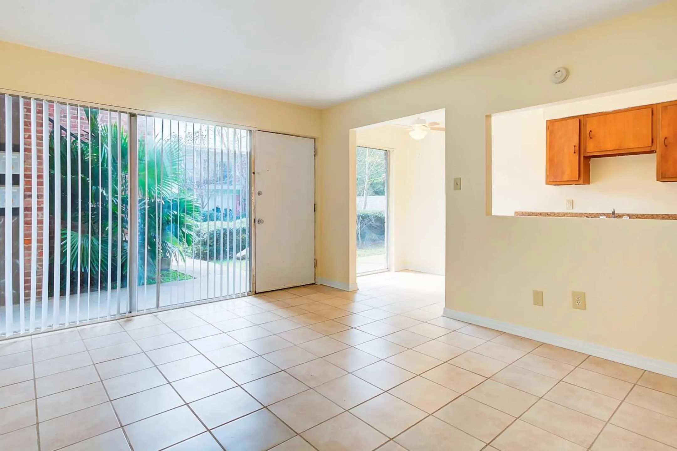 Country Club Apartments 1404 Belair Street Pascagoula, MS