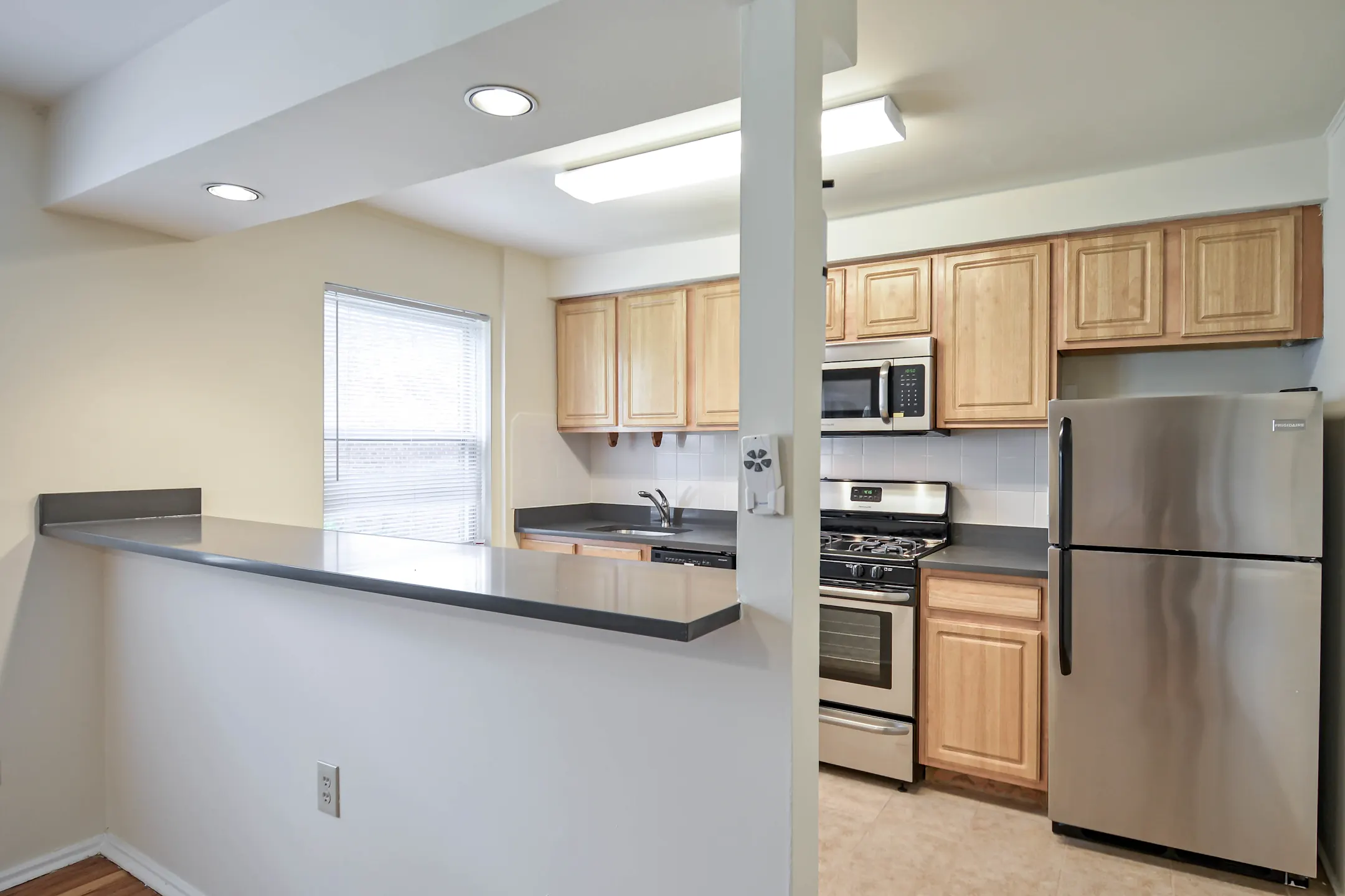Kitchen - Lakeview Apartments - Leonia, NJ