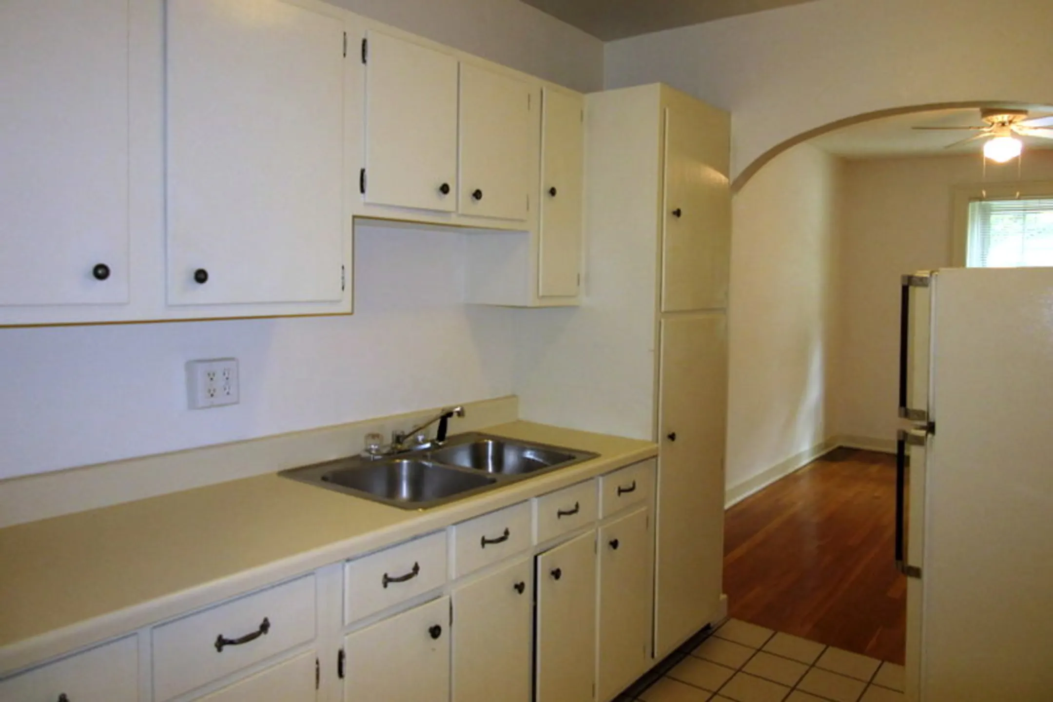 Kitchen - Round Hill Pacific Apartments - Denver, CO
