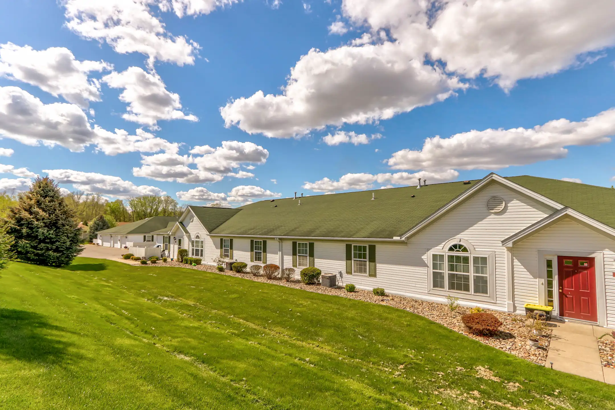 Building - Pointe At Evans Lake - Youngstown, OH