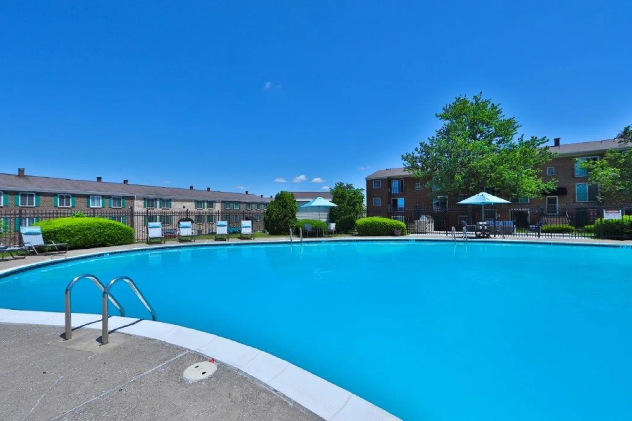 Pool - Eagle's Crest Apartments - Harrisburg, PA