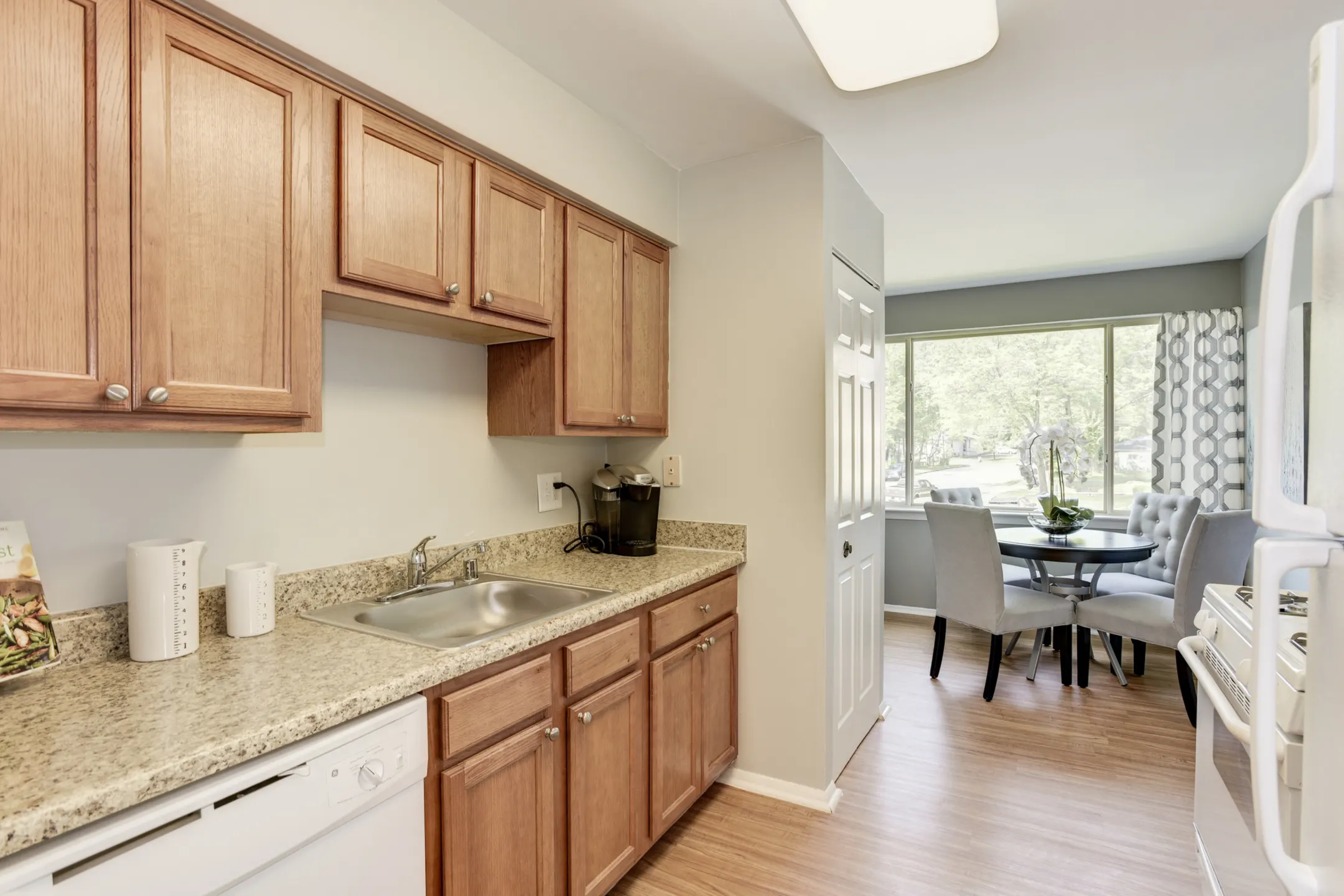 Kitchen - Satyr Hill Apartments - Parkville, MD