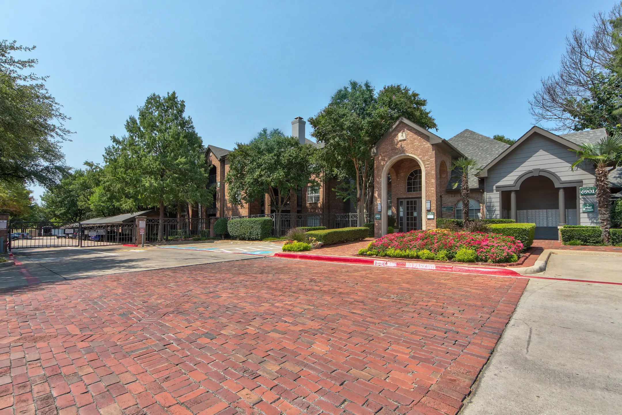 Oaks Hackberry Creek Apartments Irving, TX 75039