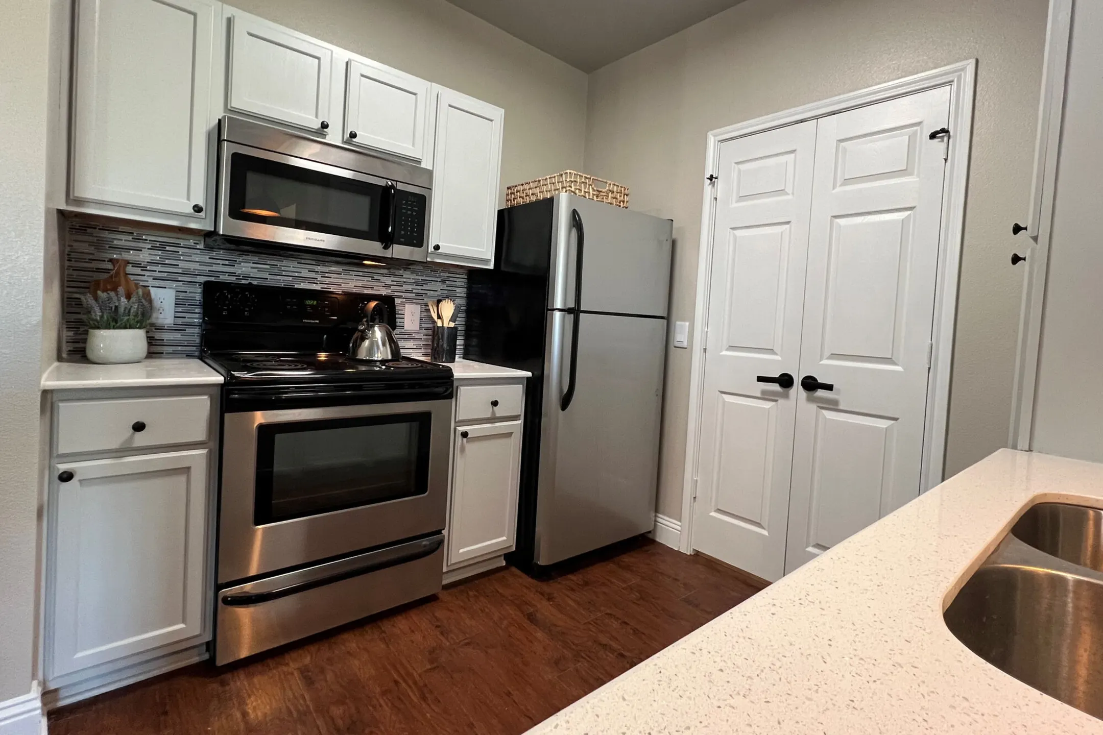 Kitchen - The Colony Apartments - Victoria, TX