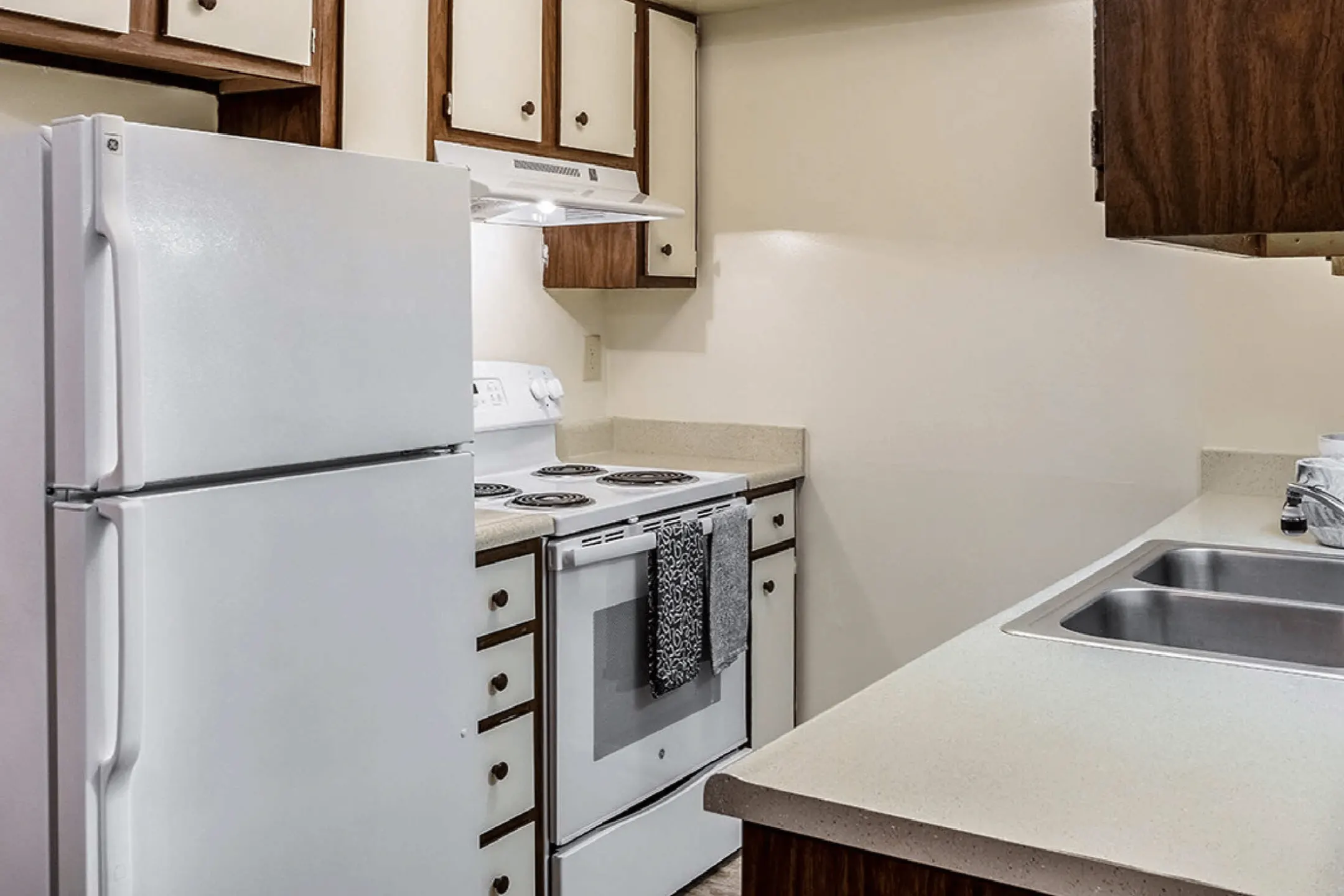 Kitchen - Devonshire Apartments - Louisville, KY