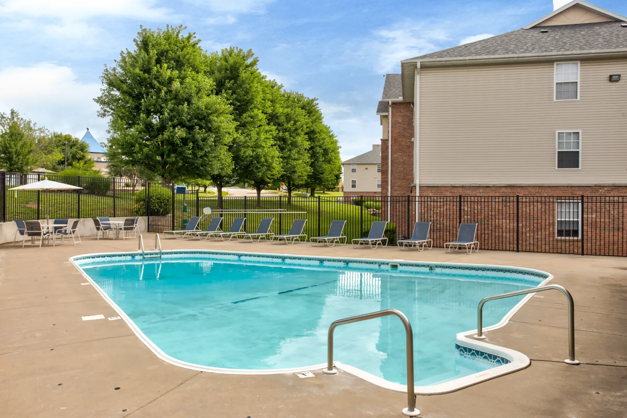 Pool - Quail Creek Apartments - Springfield, MO