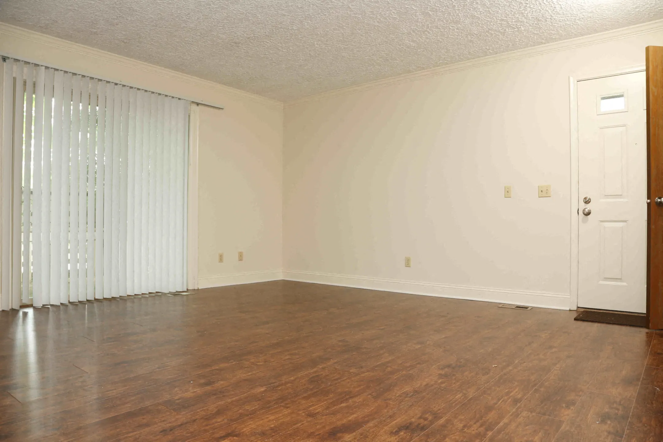 Living Room - Cambria Heights Apartments & Townhomes - East Lansing, MI