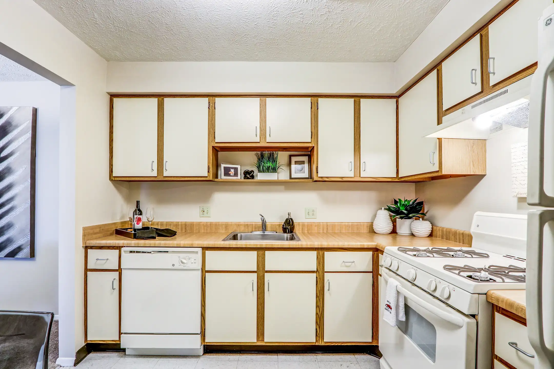 Oakwood Apartments 27080 Oakwood Dr Olmsted Falls, OH Apartments