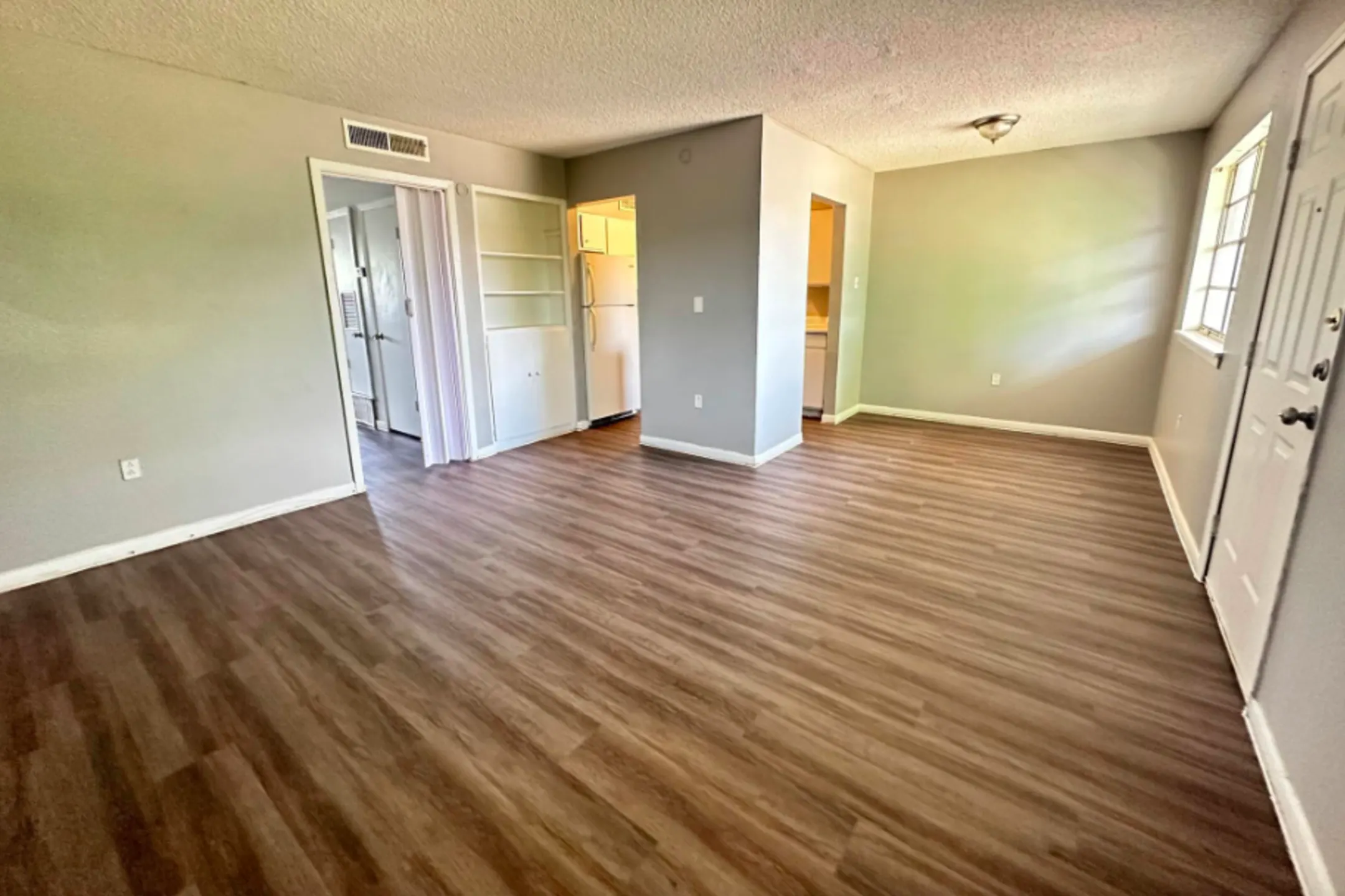 Living Room - Oak Tree Apartments - San Antonio, TX