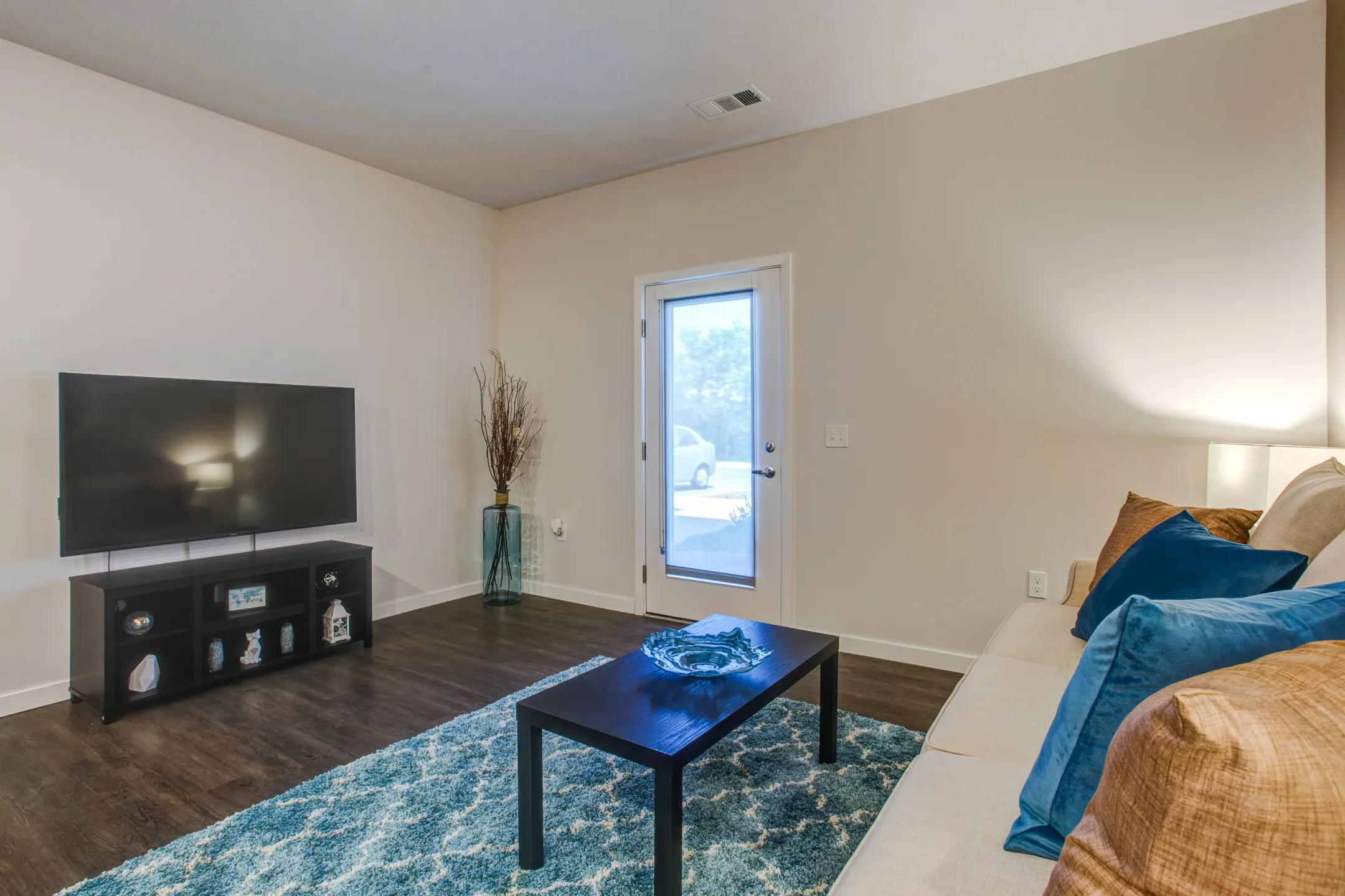 Living Room - Lofts at Fox Ridge - Raymore, MO