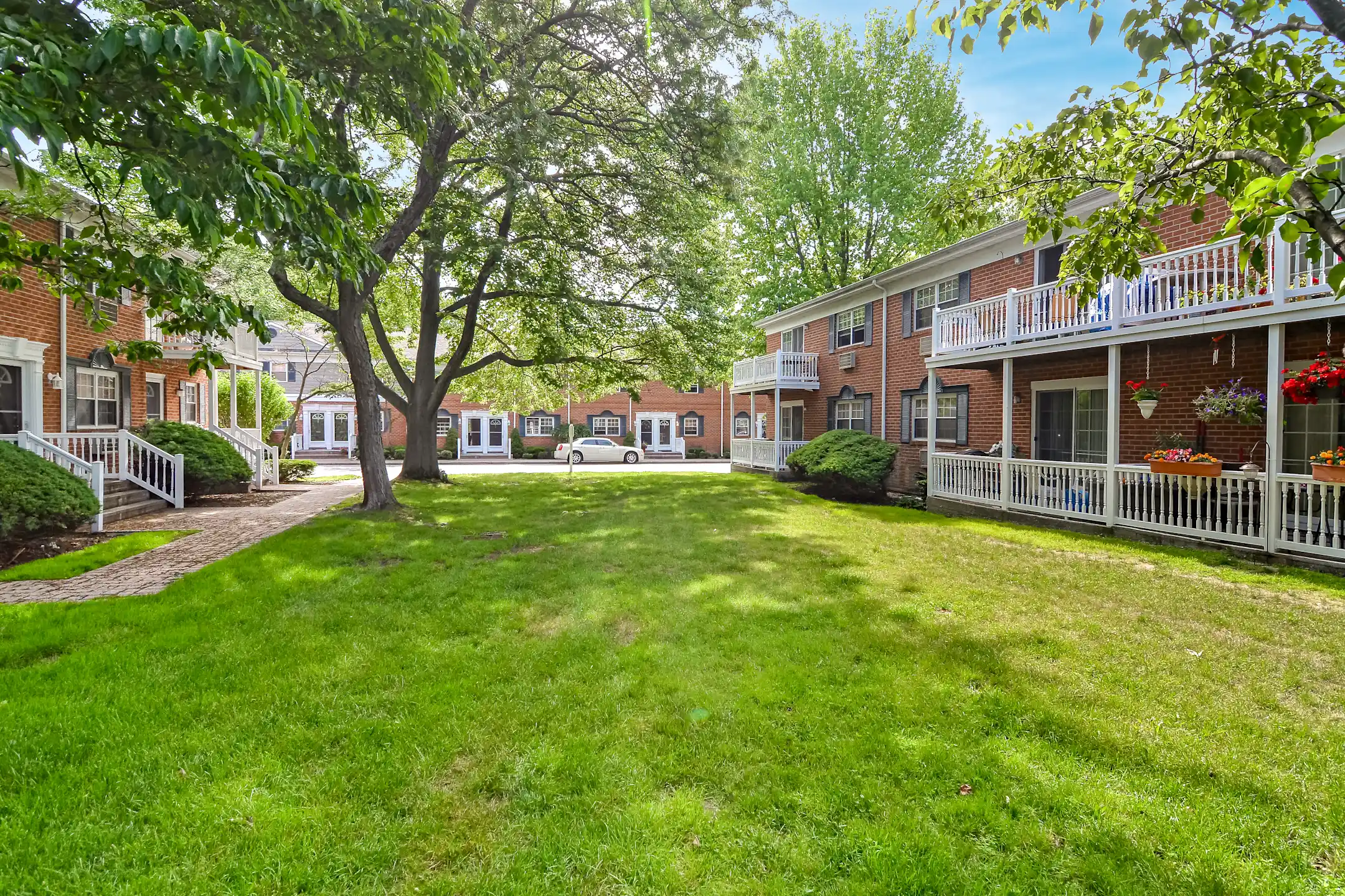 Fairfield Sunrise Gardens 721 Greenbriar Dr Bohemia, NY Apartments