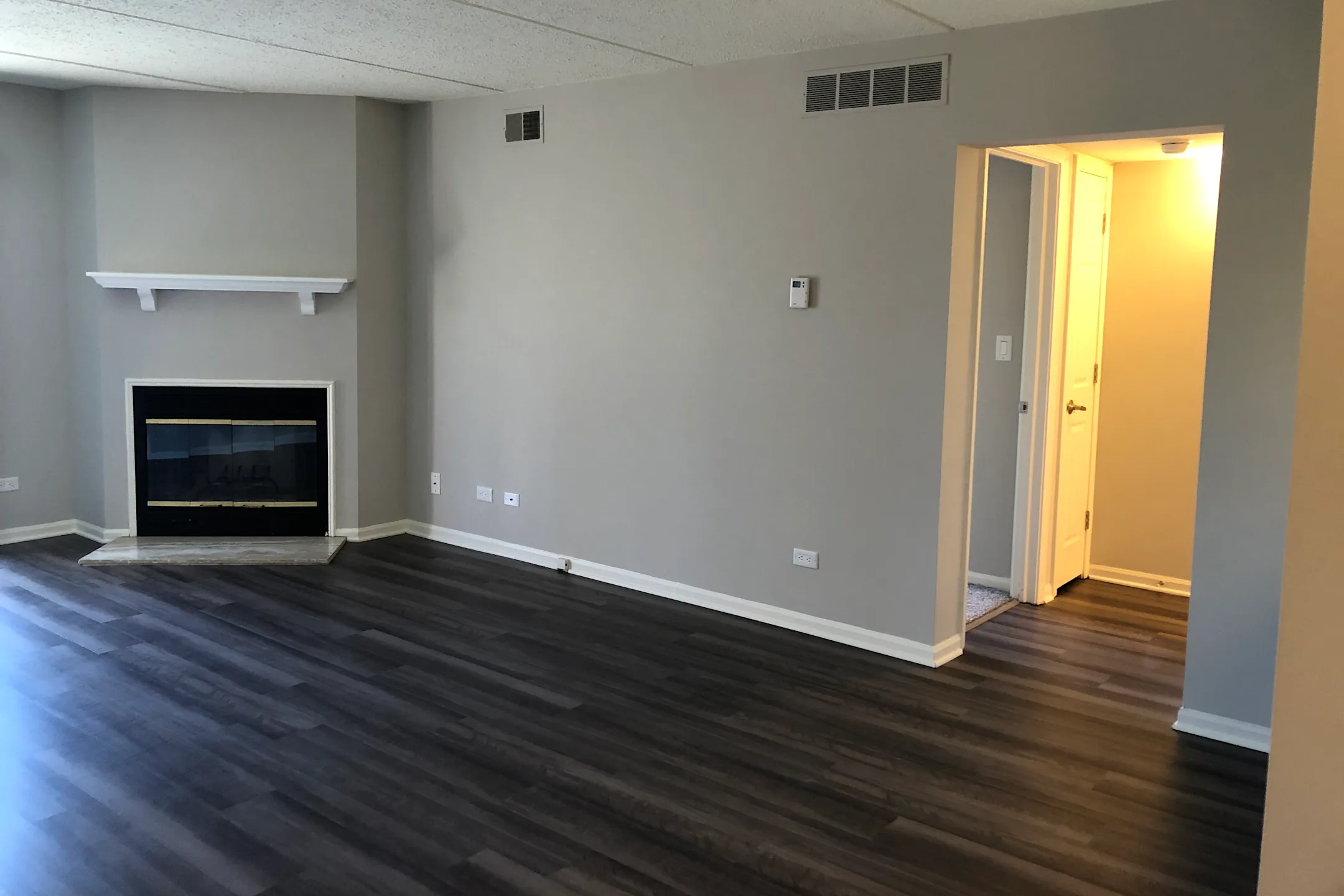 Willows of Wheaton Apartments Apartments Wheaton, IL 60187