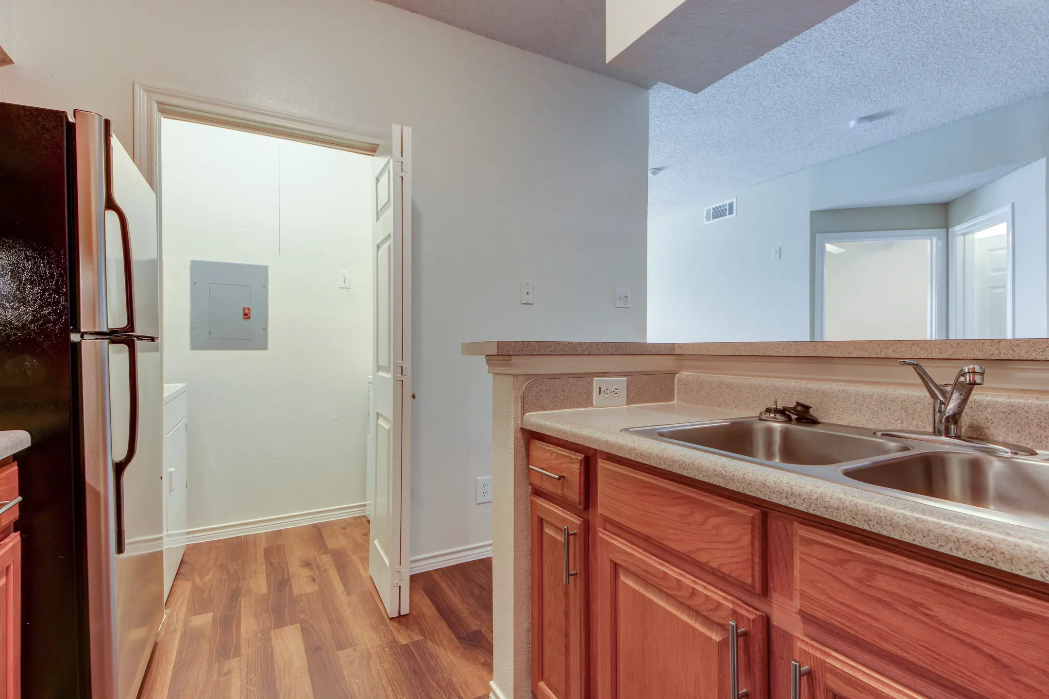 Oaks Hackberry Creek 6901 Valley View Ln Irving, TX Apartments for