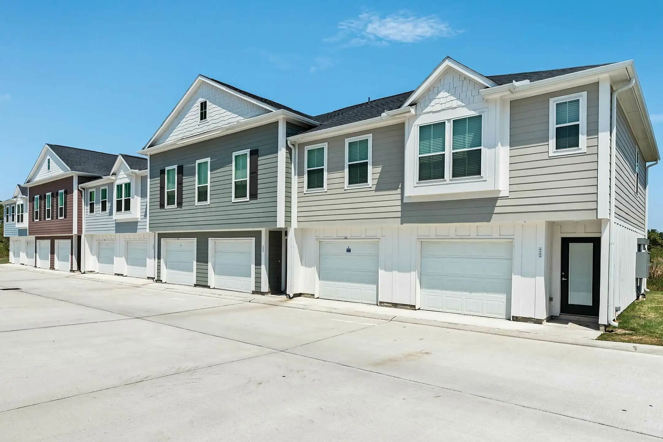 Building - LEO at West Fork - Conroe, TX